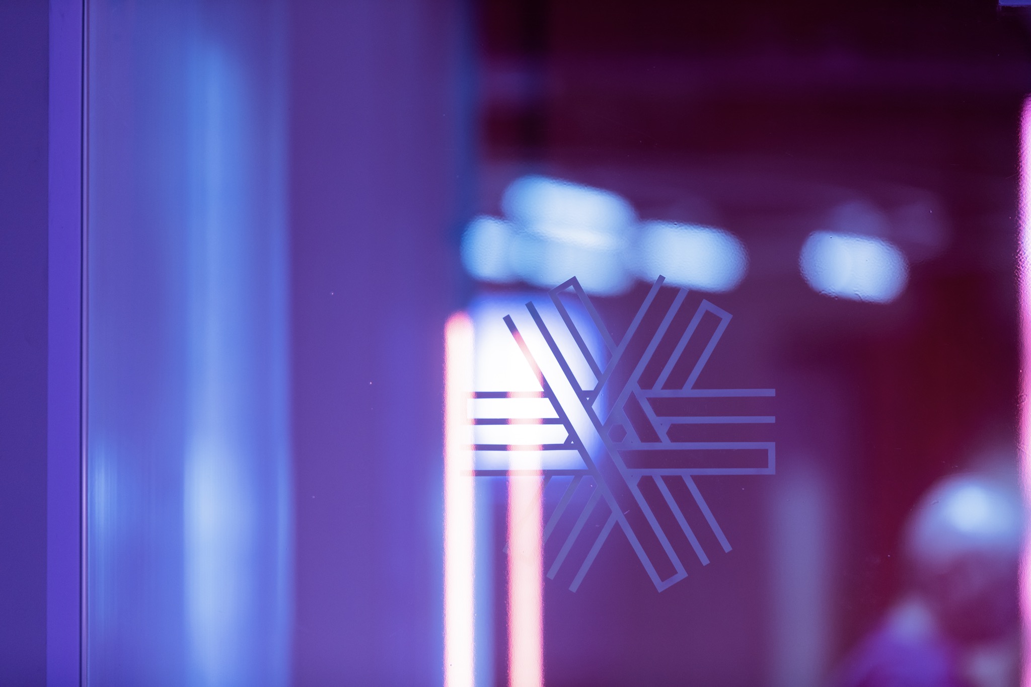 vitrophanie rose logo BeCentral