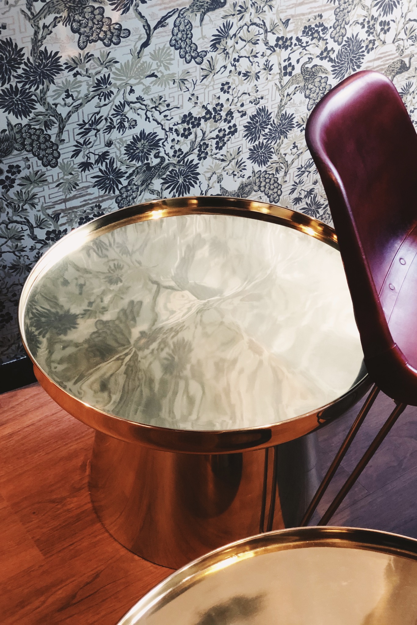 table basse doré dans une rénovation Art Déco