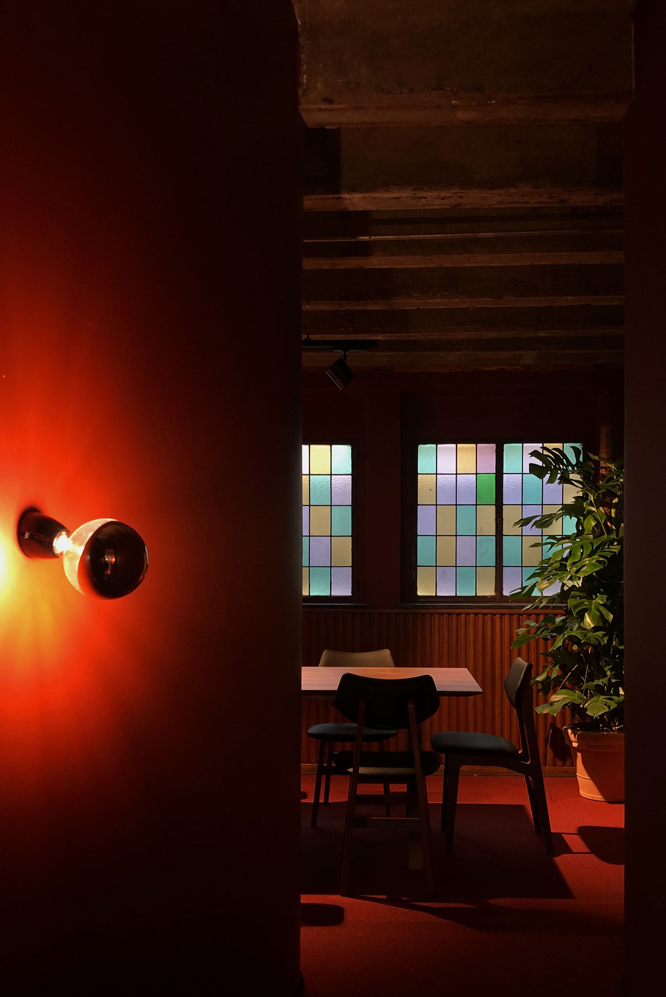 Mobilier vintage et textures boisées dans bureaux inspirés Art Déco