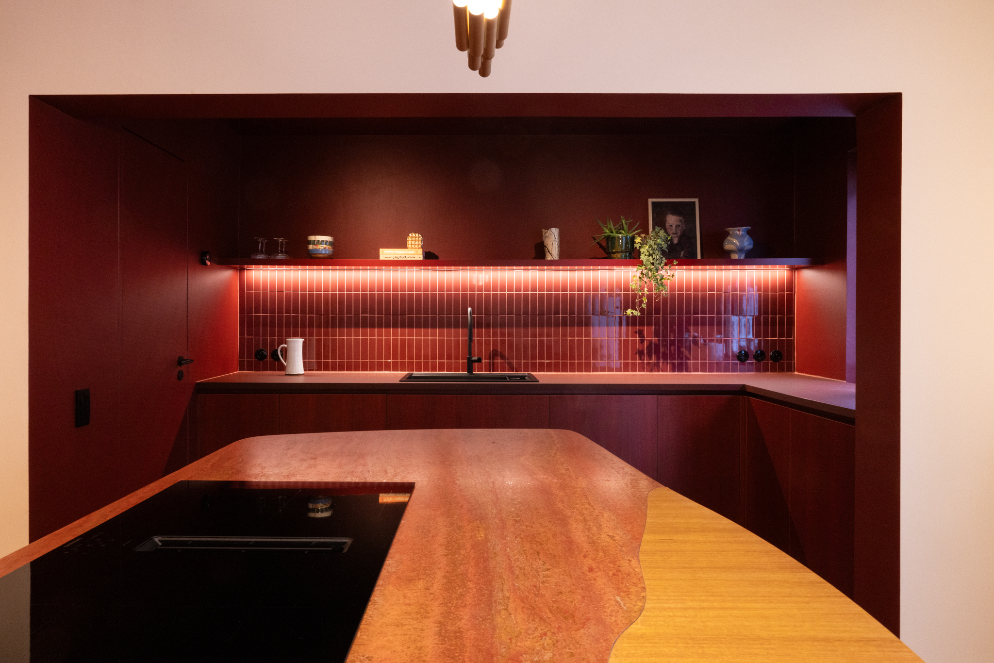 cuisine design haut de gamme, carrelage bordeaux, fenix rosso jaipur, placage oberflex rouge