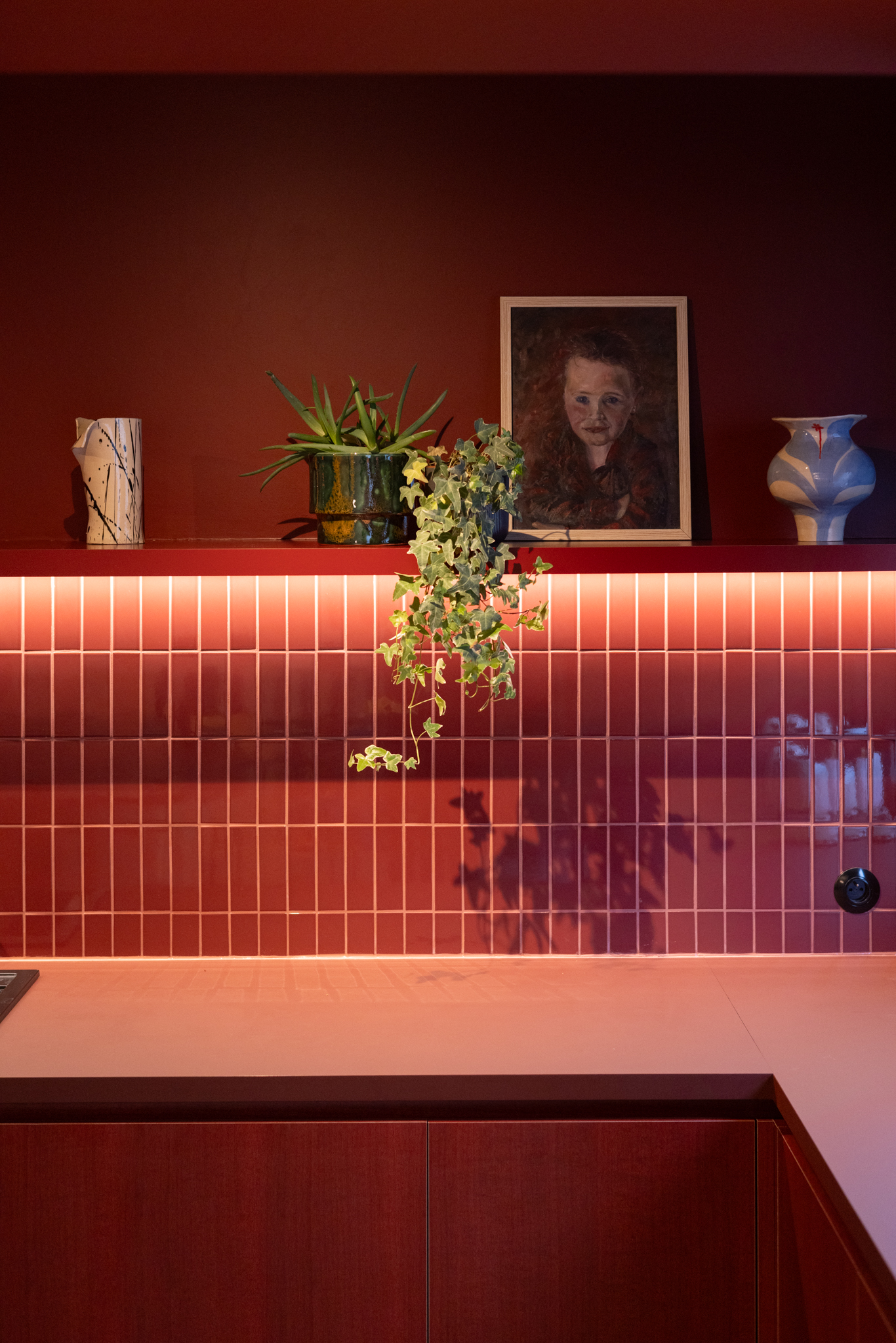 cuisine design haut de gamme, carrelage bordeaux, fenix rosso jaipur