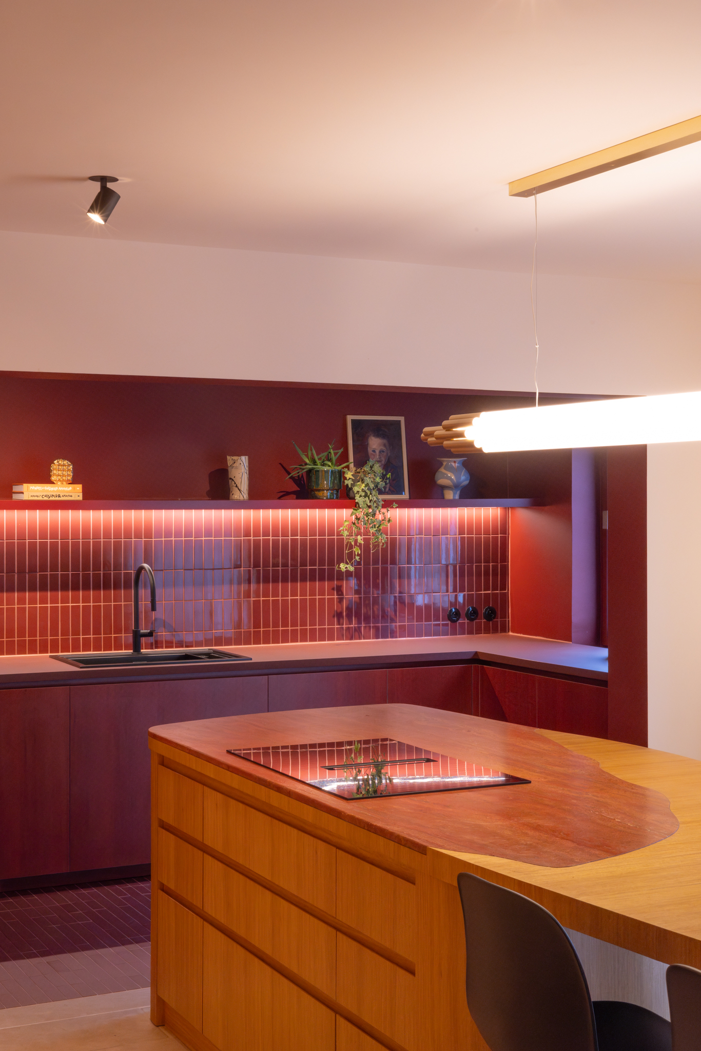 design cuisine contemporain et audacieux, travertin d'Iran rouge, formes organiques