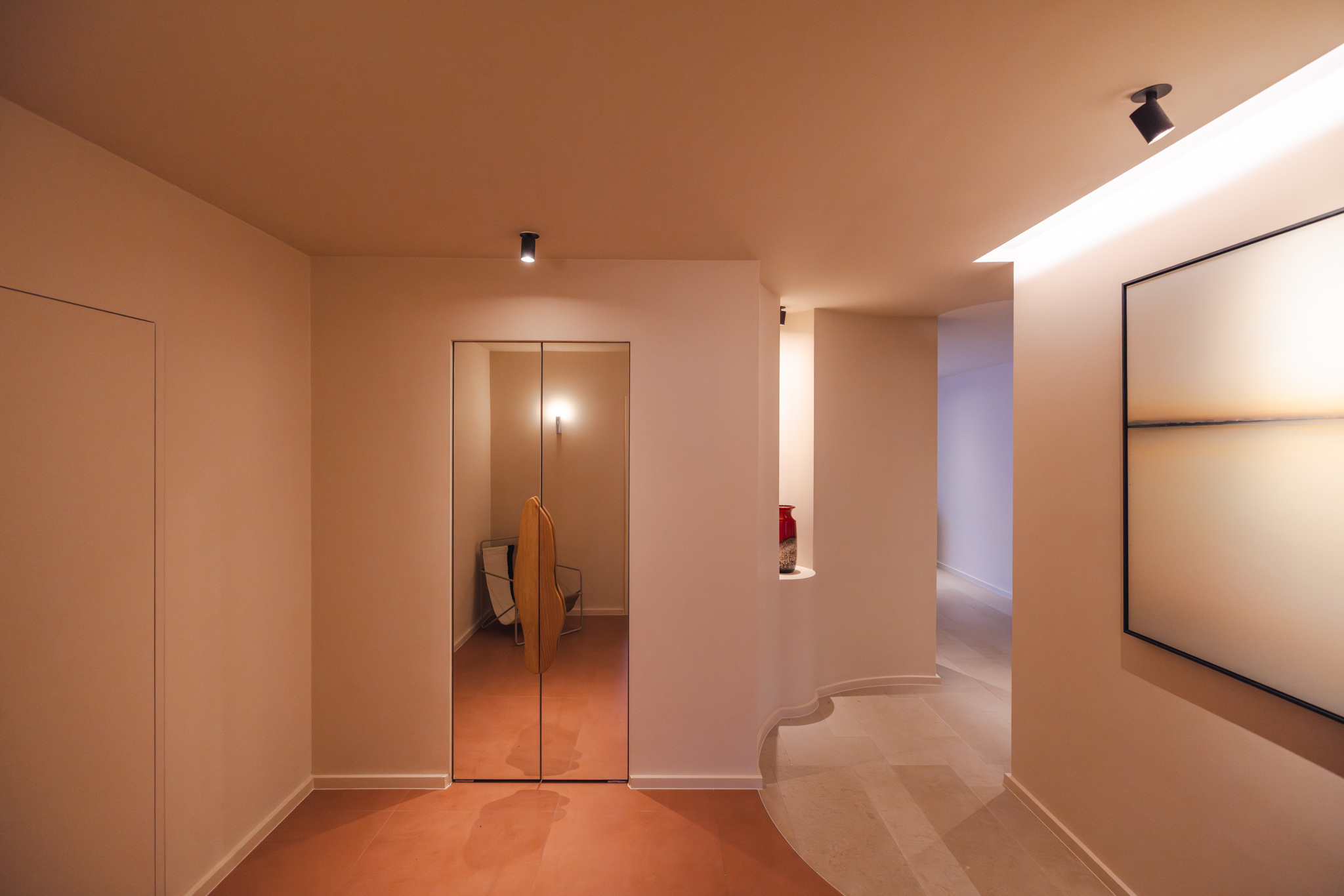rénovation haut de gamme appartement, porte vestiaire en miroir, poignée organique sur mesure
