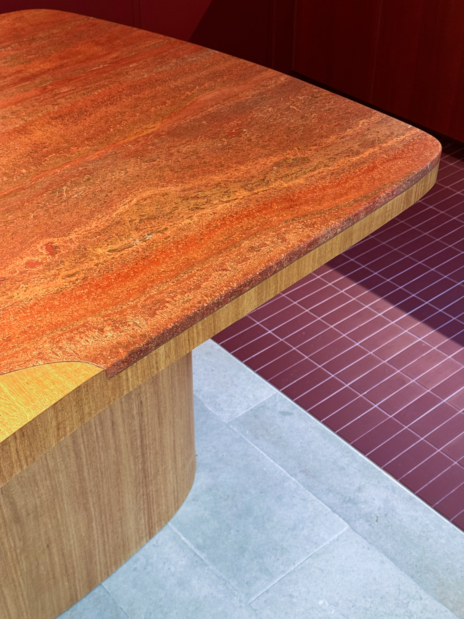 détail îlot cuisine, travertin d'Iran rouge, travertin beige, carrelage rouge