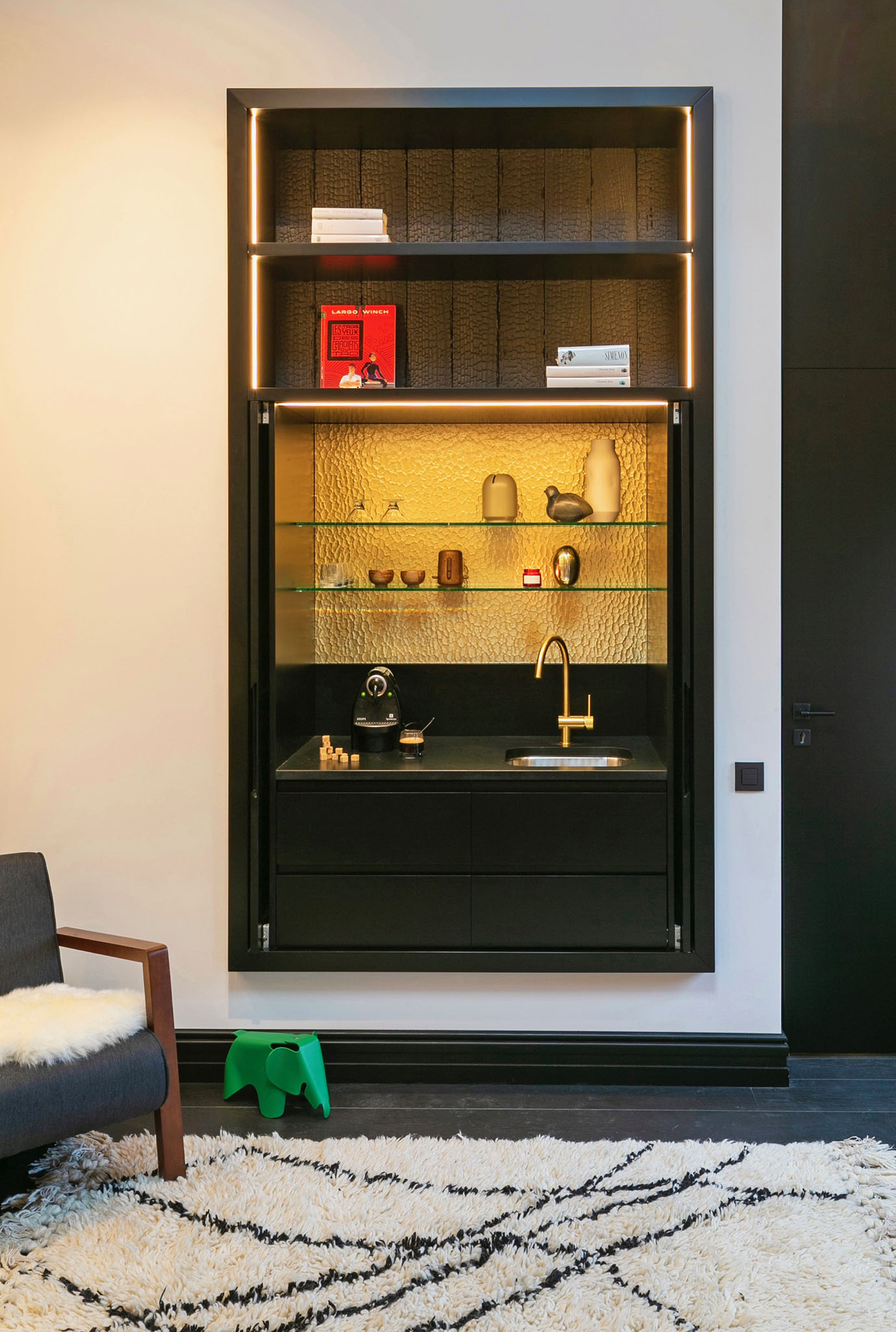 station café, verre texturé, fond dorée