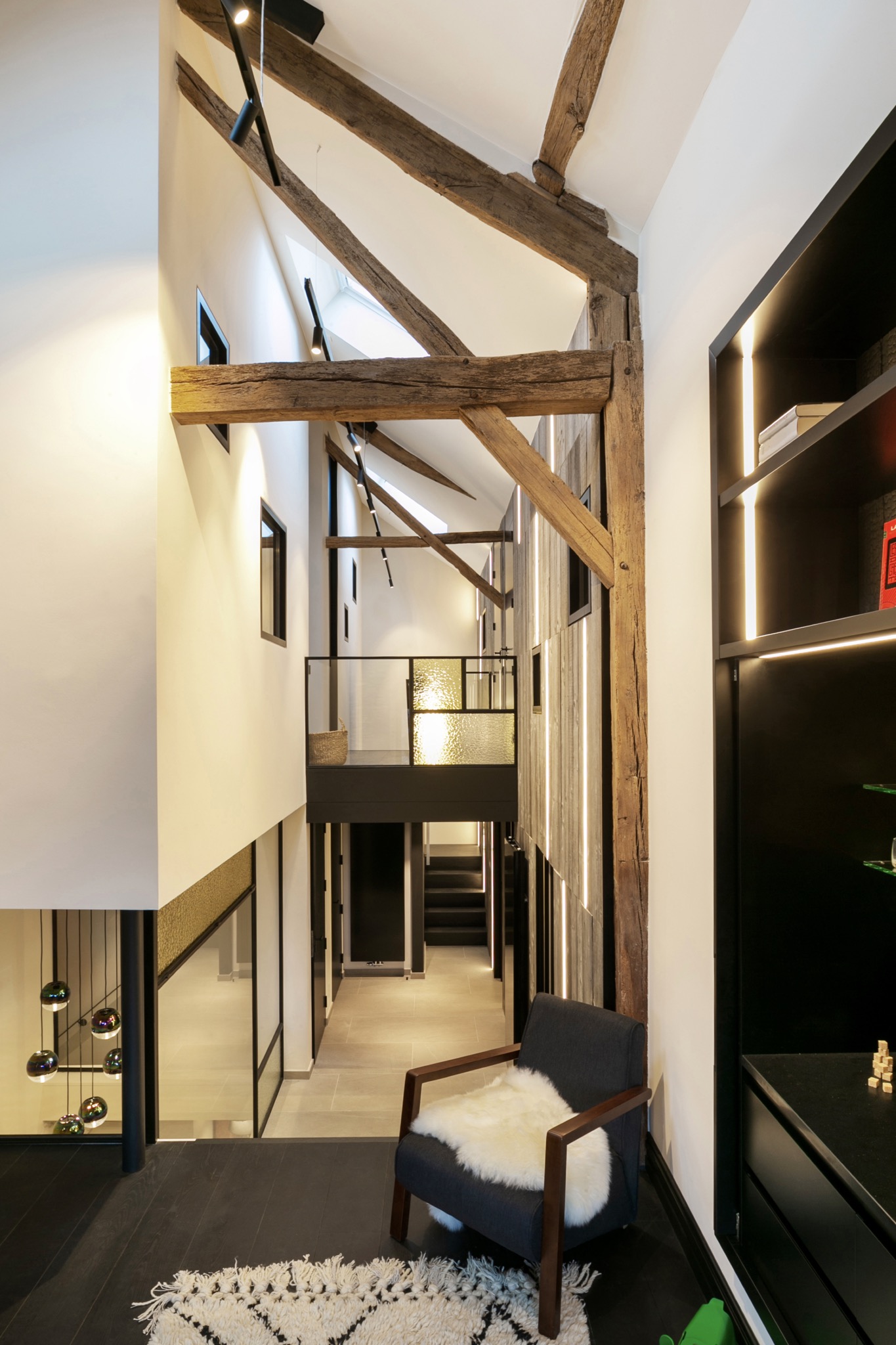 Fenêtres intérieures diffusant lumière naturelle dans gîte