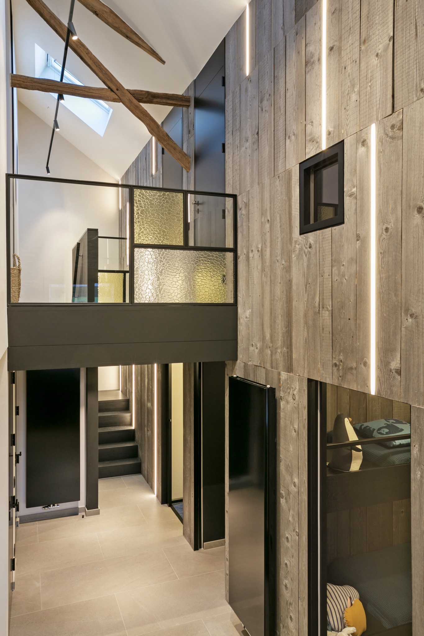 Hall central neuf mètres de haut dans ancienne grange rénovée