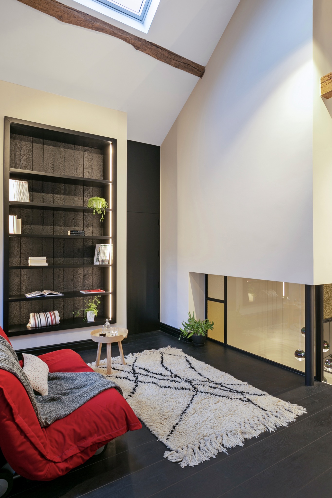 Puits de lumière entre étages dans gîte rénové en Ardennes