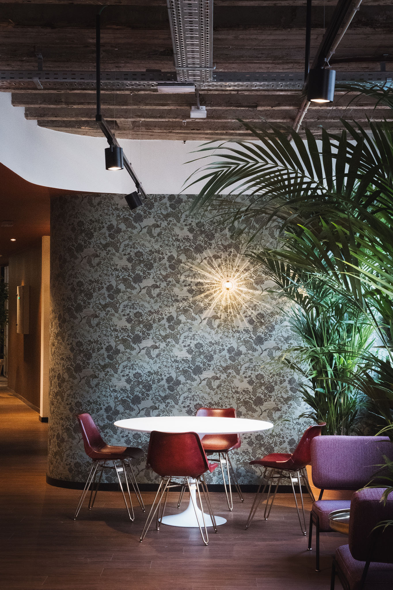 Alcôves cosy pour réunions informelles dans bureaux rénovés Art Déco