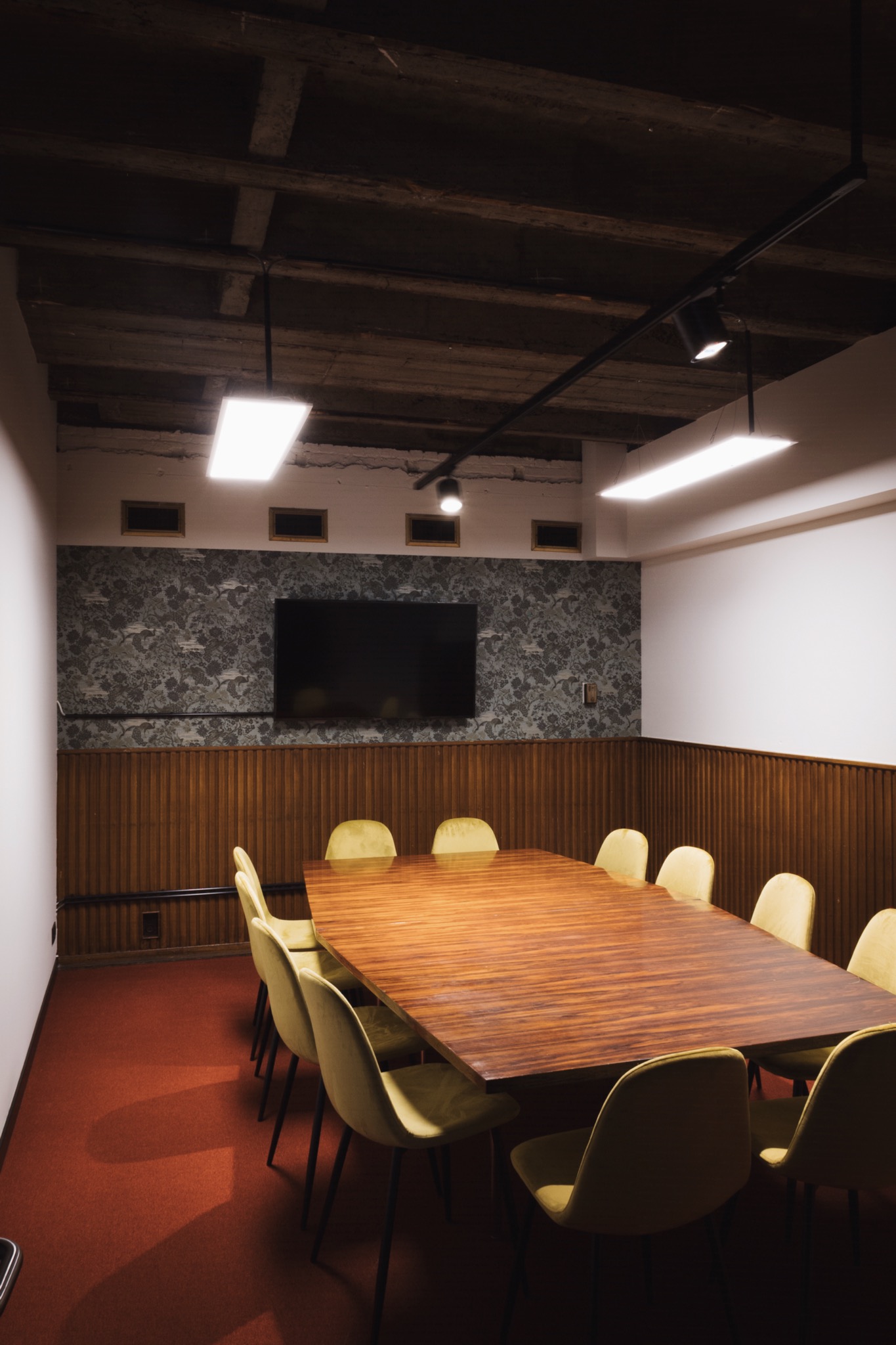 rénovation salle de réunion chaleureuse, moquette rouge