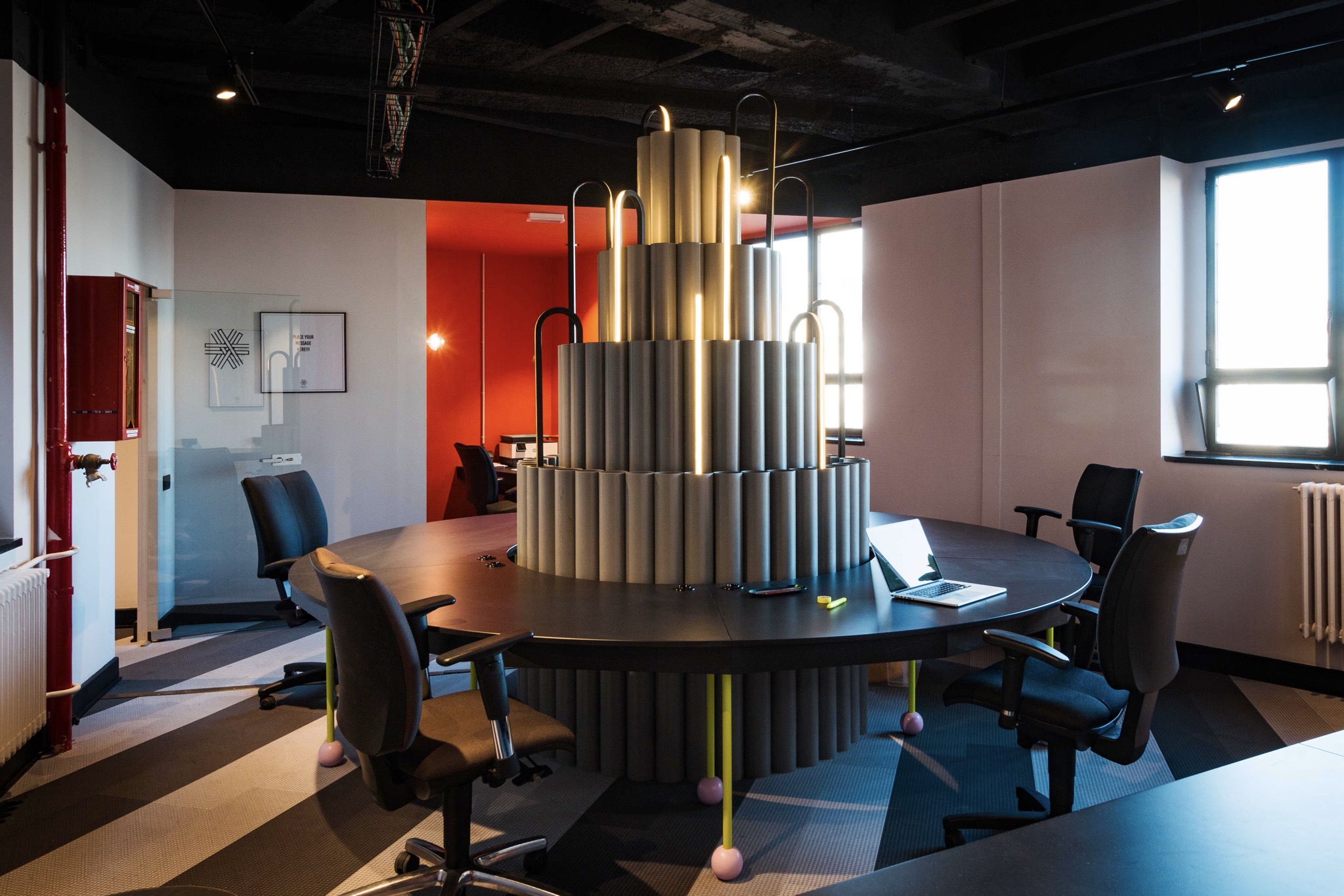 rénovation bureaux table sur mesure inspiré d'une fontaine