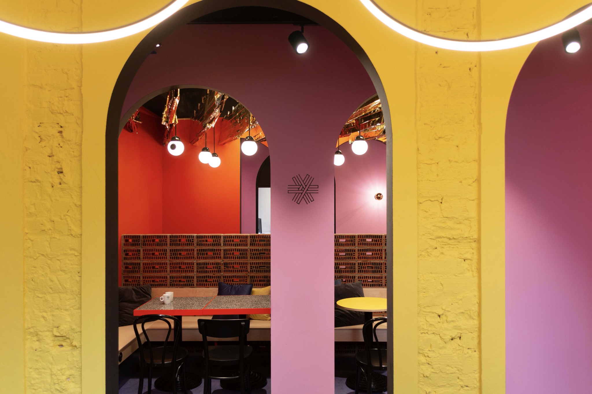 Design contrasté brillant et mat dans espace éducatif moderne