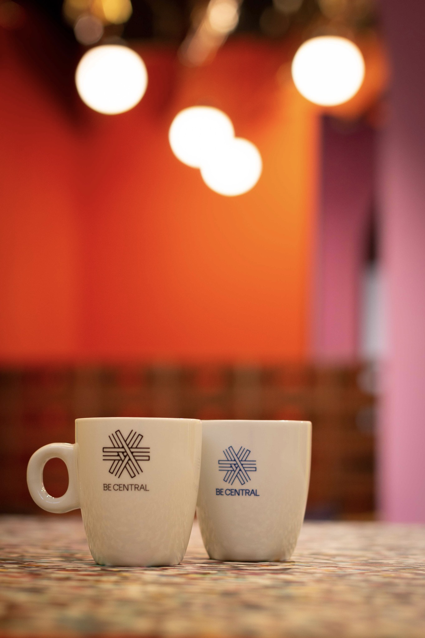 deux tasses sur fond rouge