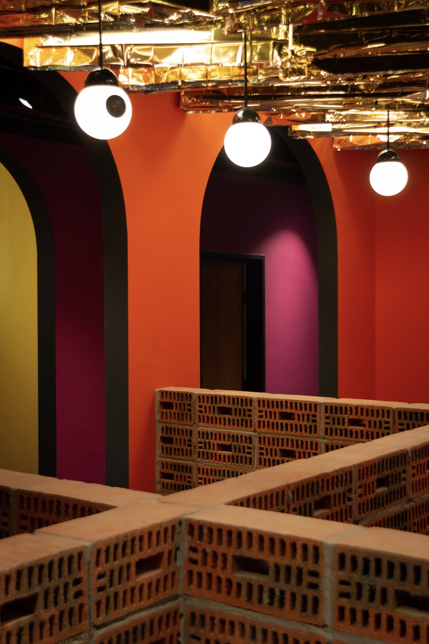 arches rouges suspensions globe opalin