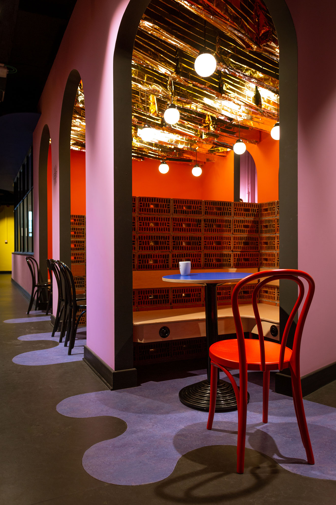 design intérieur matériaux recyclées brique et or