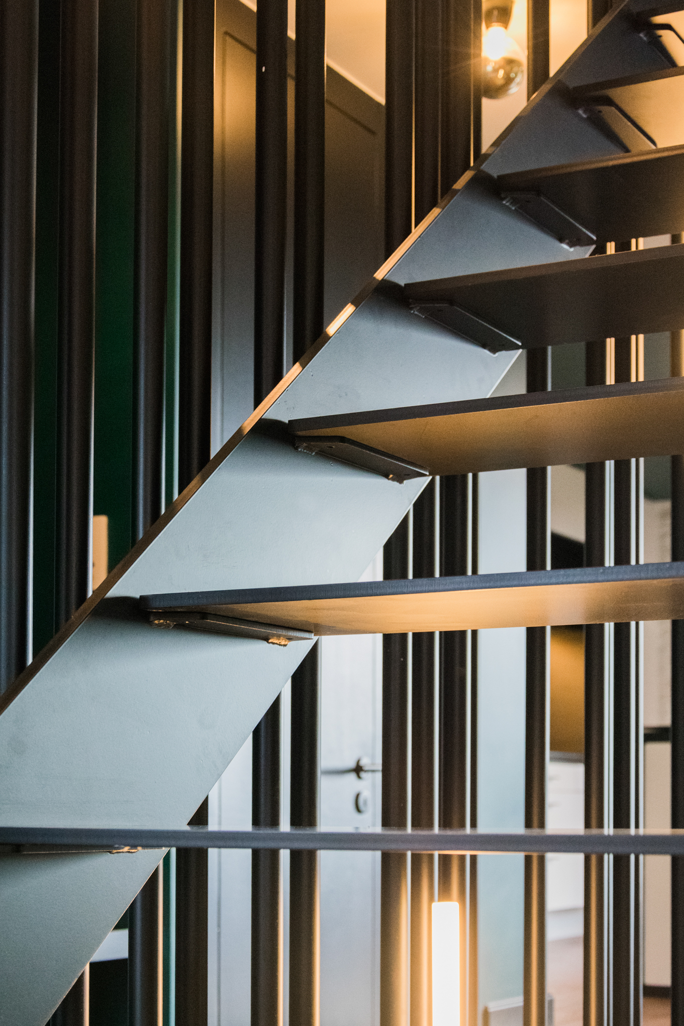 détail escalier ferronnerie sur mesure à clairevoie noir