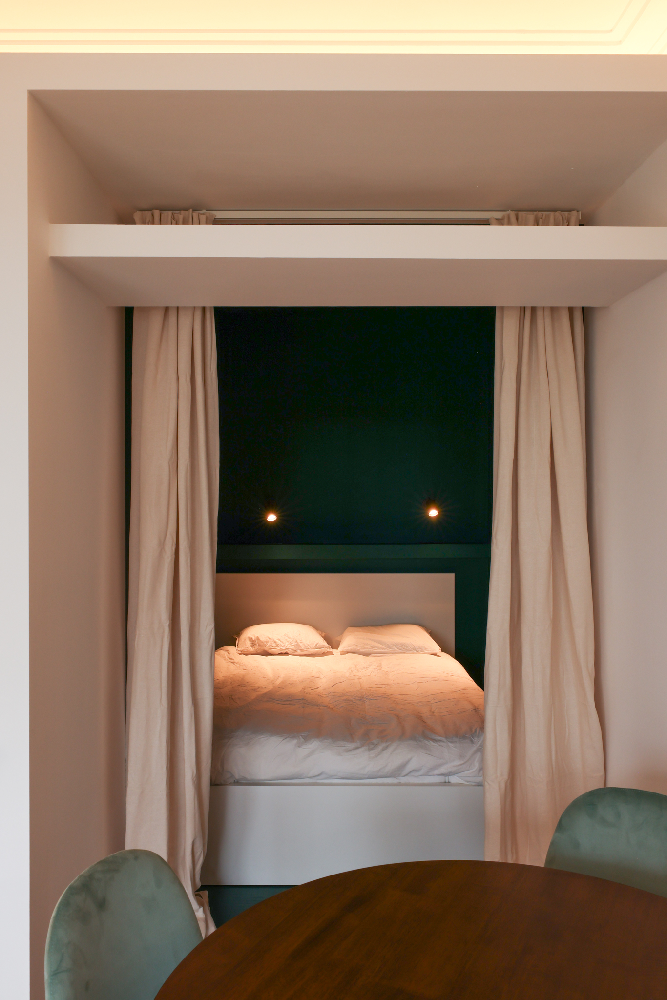 rénovation studio Bruxelles, lit dans un niche vert foncé