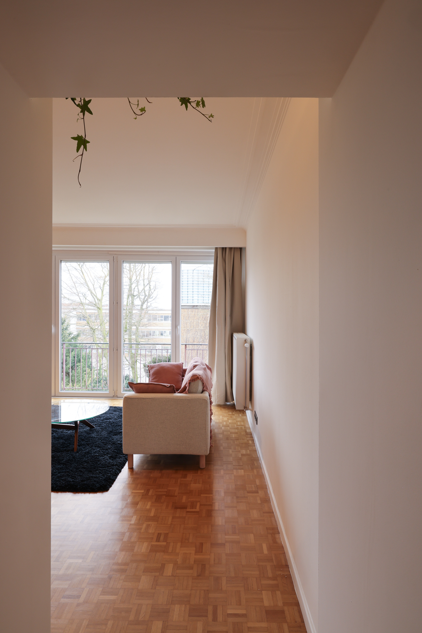 salon clair, parquet bois, rénovation studio Bruxelles