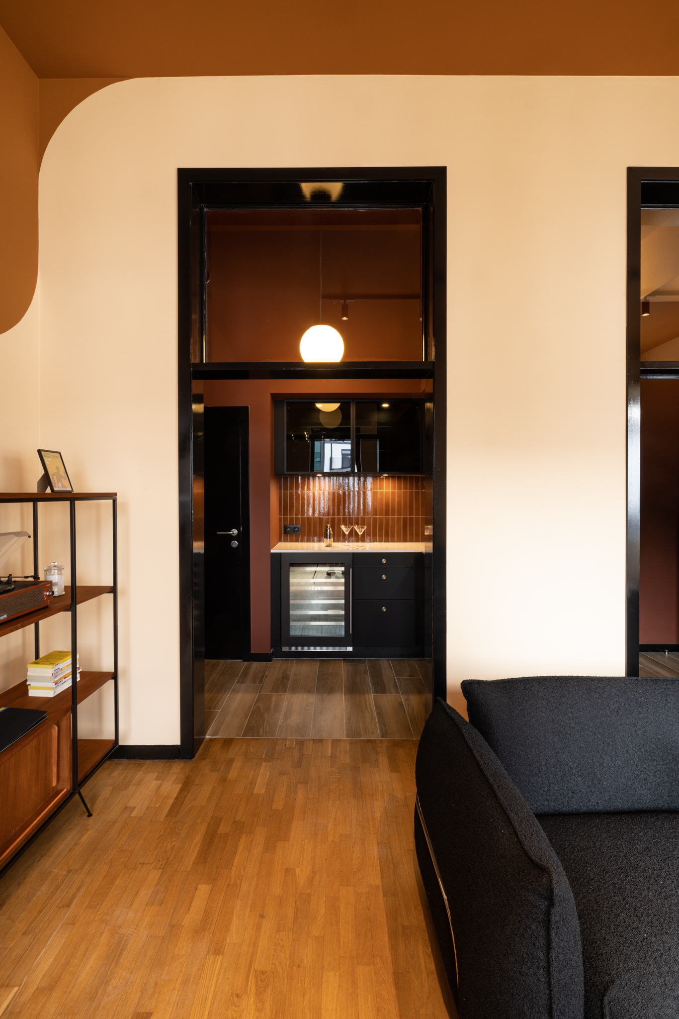 rénovation Co living, cuisine noire, carrelage ambre