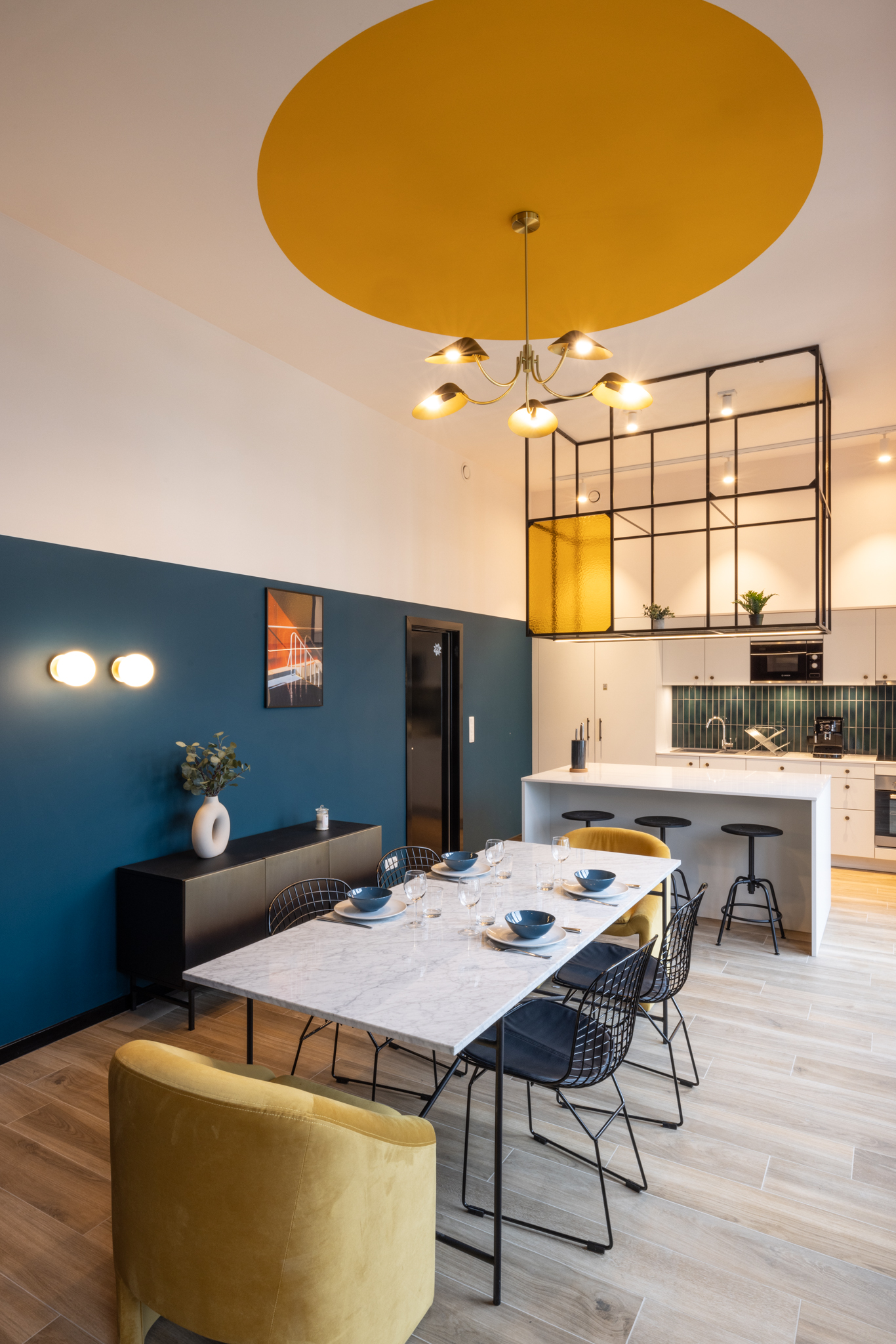 lambris vert canard, cercle jaune sur le plafond, rénovation cuisine et salle à manger