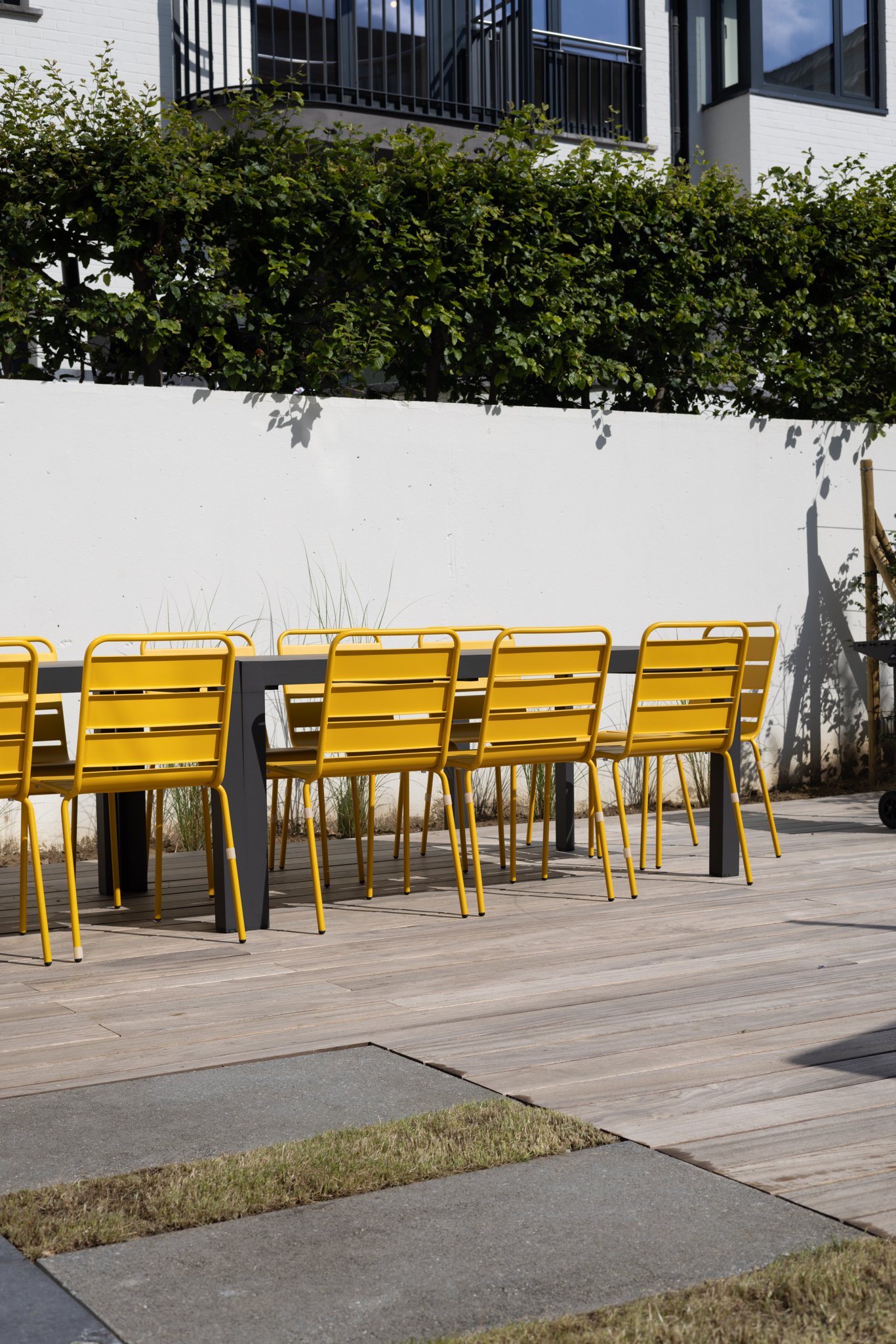 terrasse en bois, chaises jaunes en métal, Co living