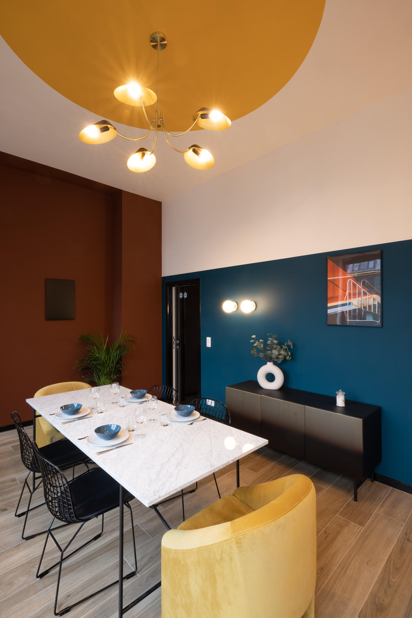 lambris vert canard, cercle jaune sur le plafond