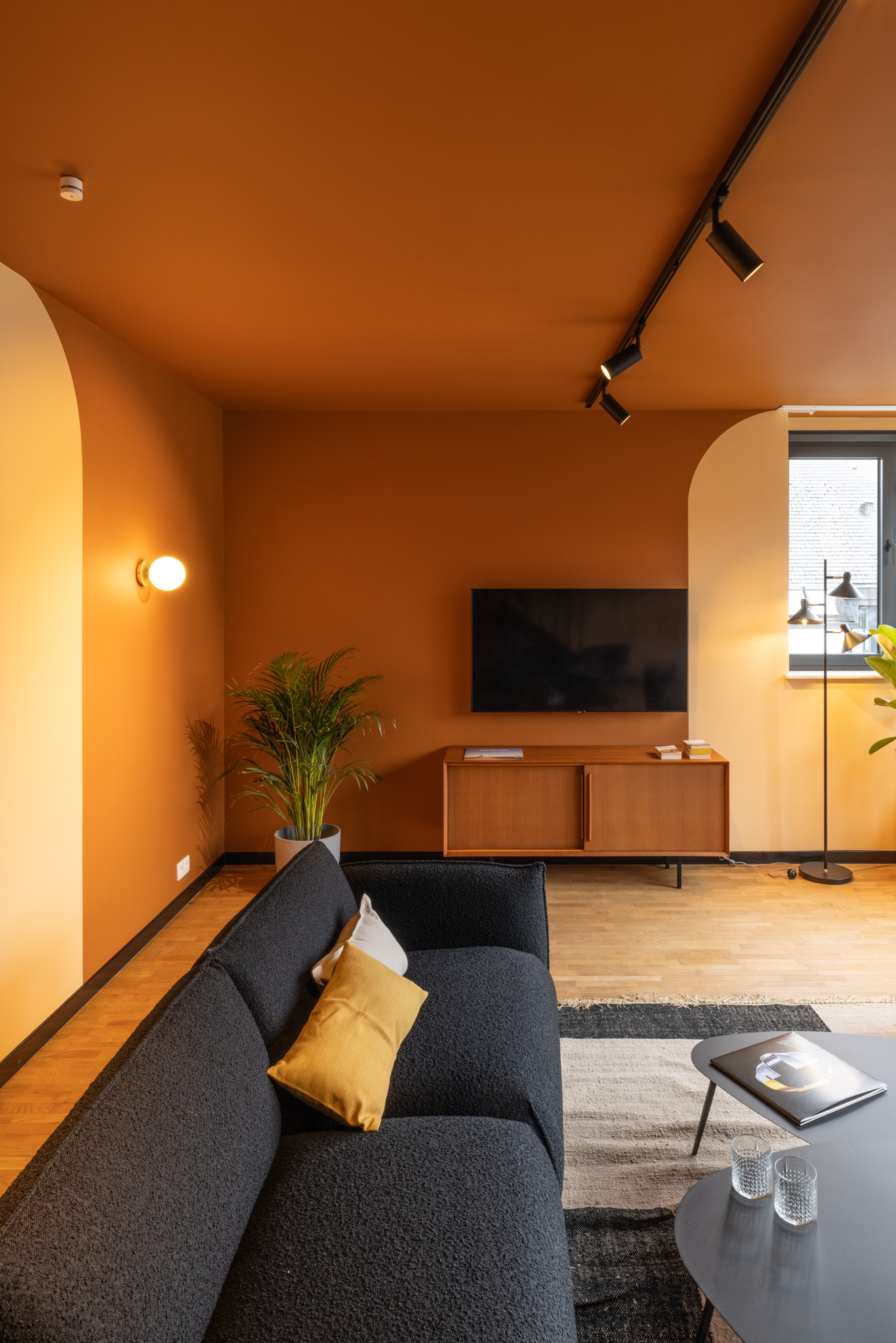 rénovation coloré salon couleur sable et tabac