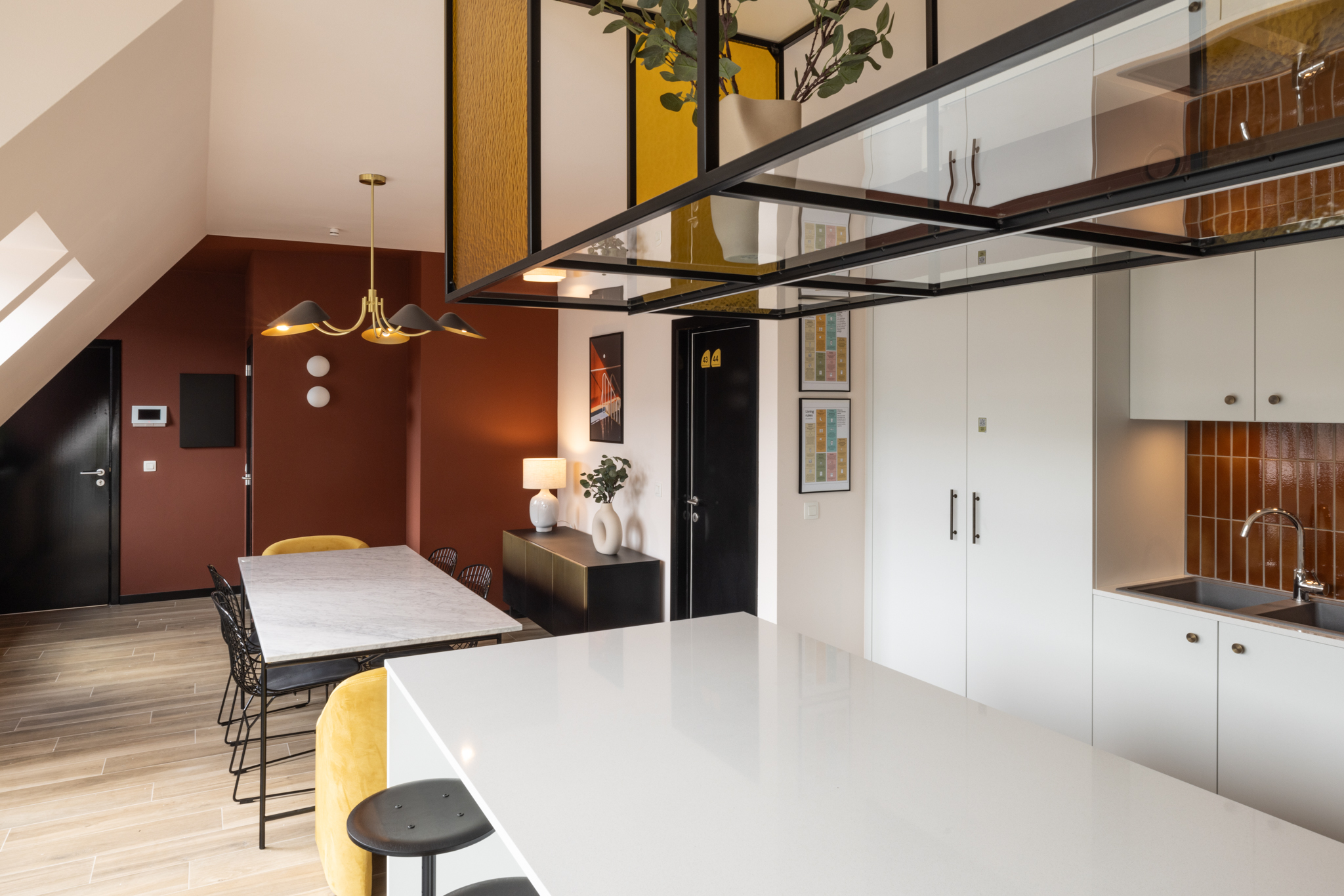 rénovation cuisine Co living, suspension ferronnerie, verre coloré, carrelage ambre