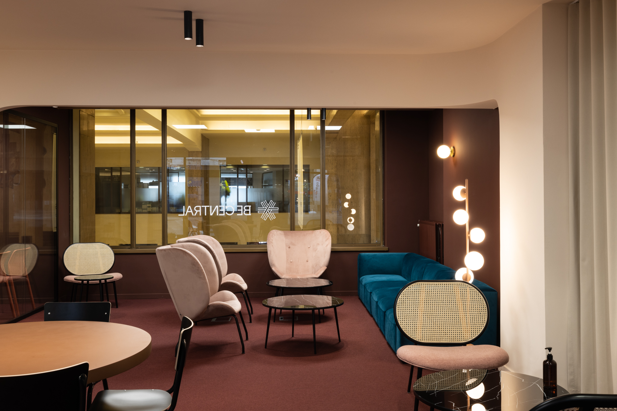 Aménagement chaleureux et rétro pour espace emploi numérique inclusif