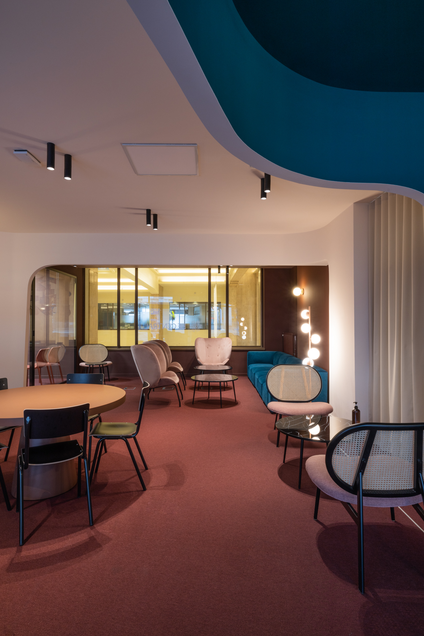 Baies arrondies aux lignes organiques favorisant circulation fluide