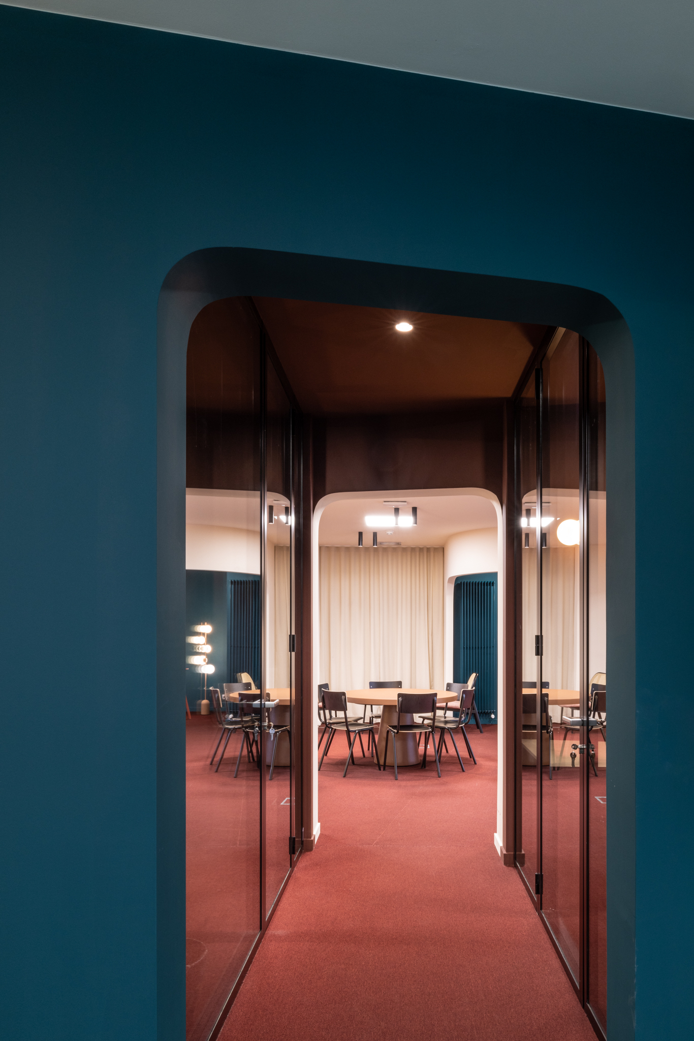 arche vert canard, moquette rouge