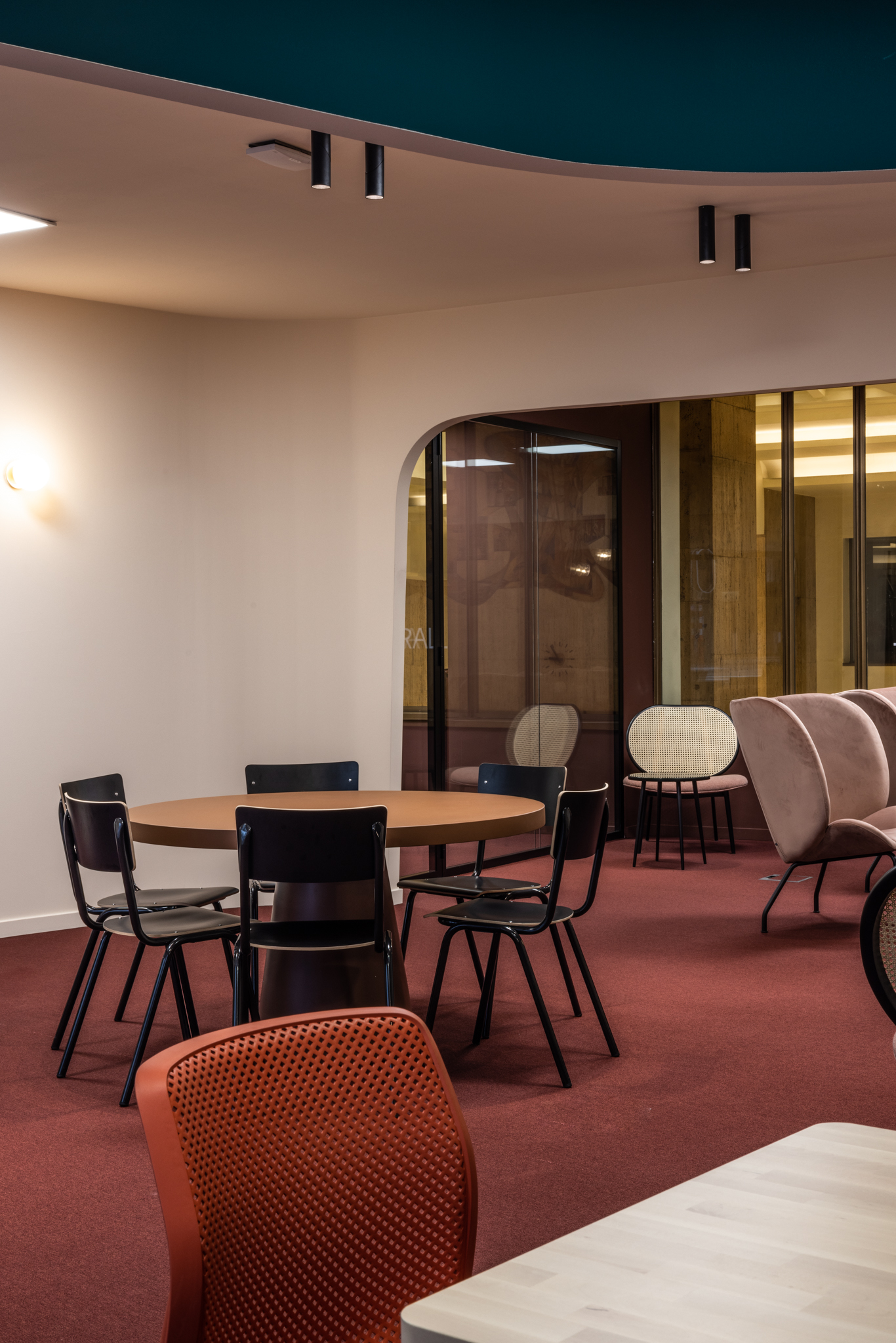Décor intérieur rose poudré, rouge vif et vert canard dans bureaux rénovés