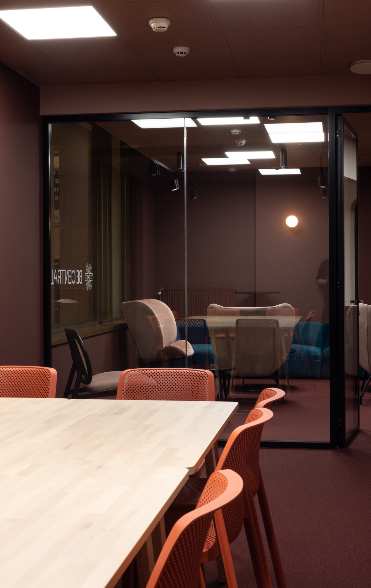 Aménagement chaleureux et rétro pour espace emploi numérique inclusif