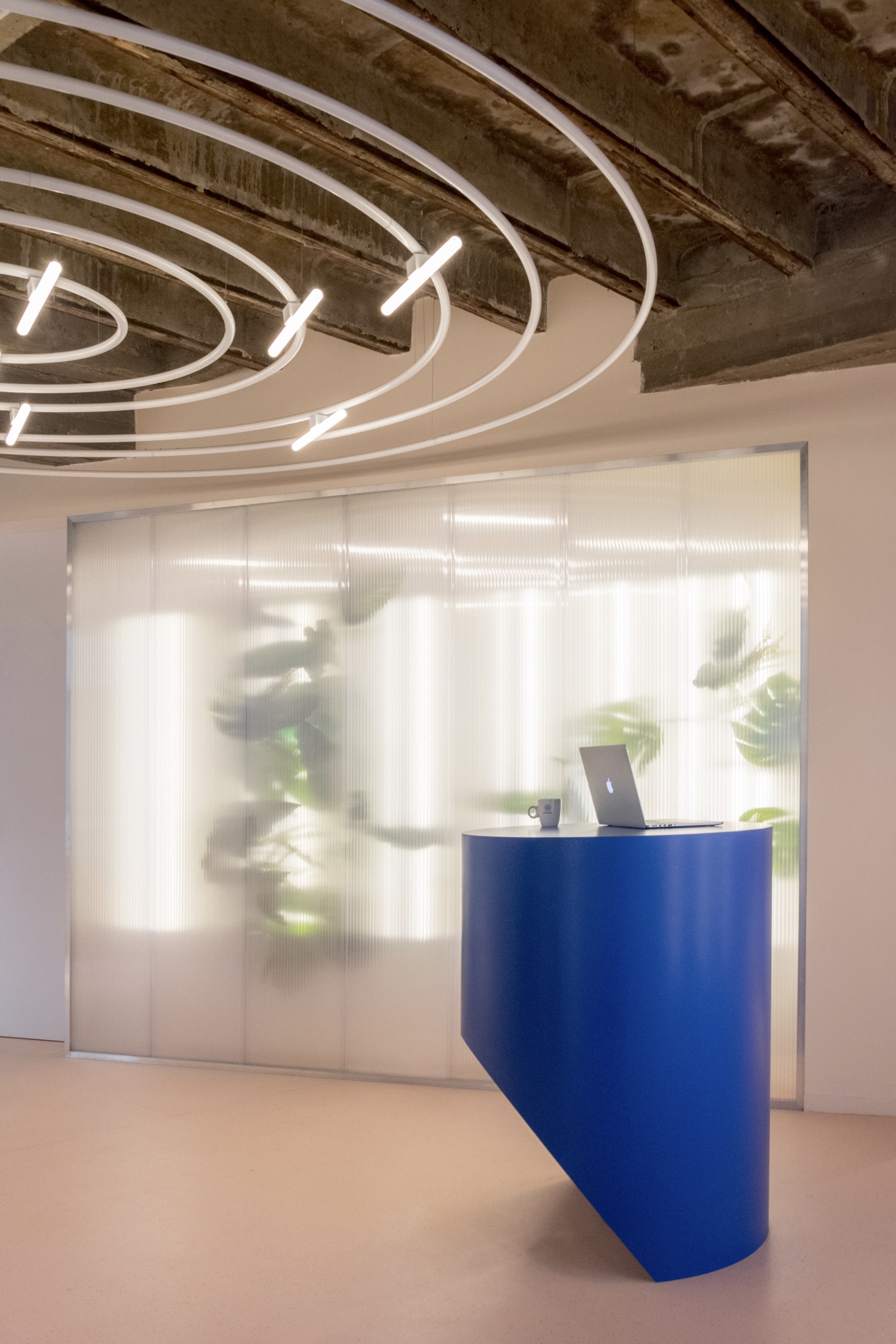 Design intérieur mêlant tons naturels et végétation artificielle