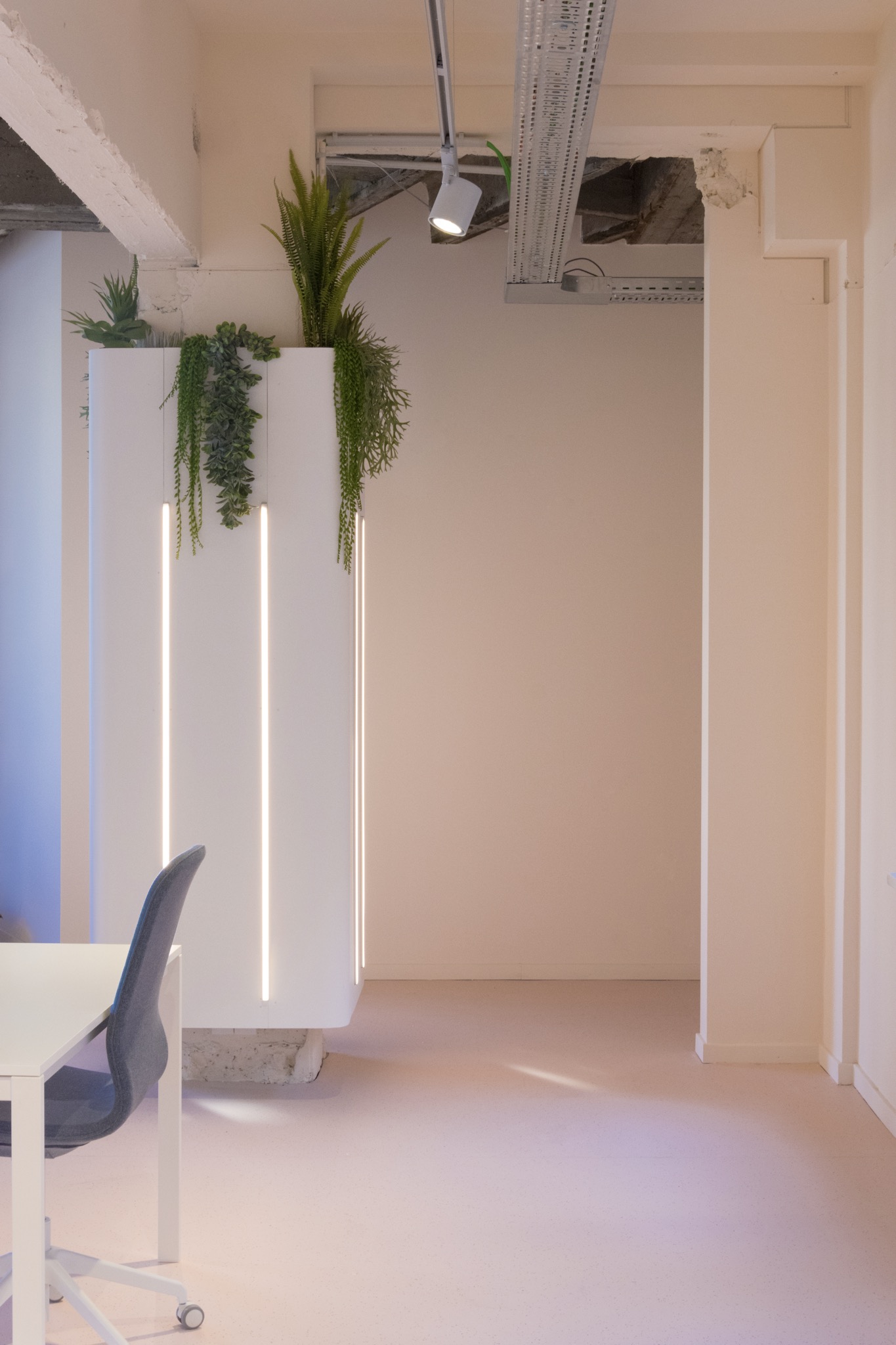 Espace ouvert aux volumes imaginaires et effets de lumière