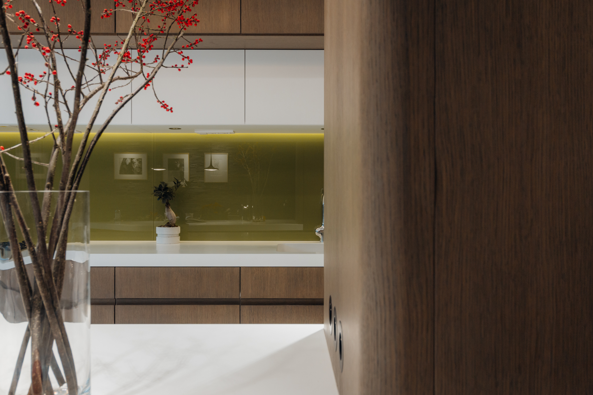 Cuisine en noyer d'Amérique avec menuiseries intérieures sur mesure