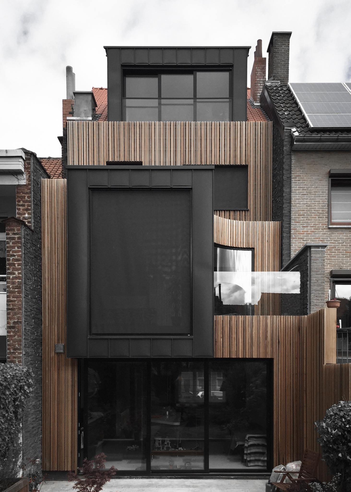 Façade arrière rénovée avec extension moderne en bois