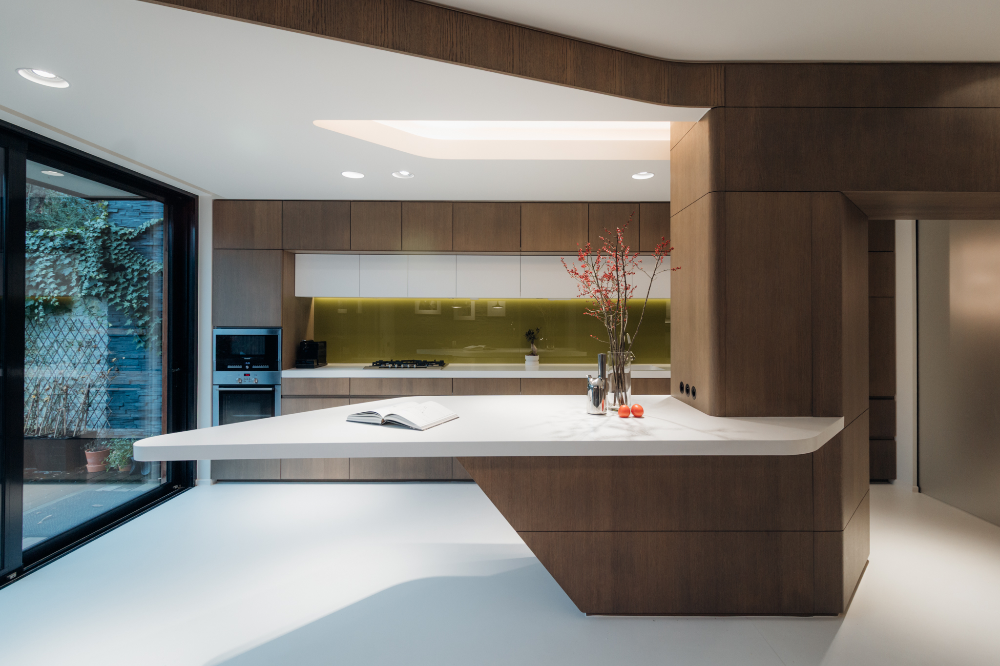 Îlot de cuisine sculptural en noyer avec effet porte-à-faux architectural