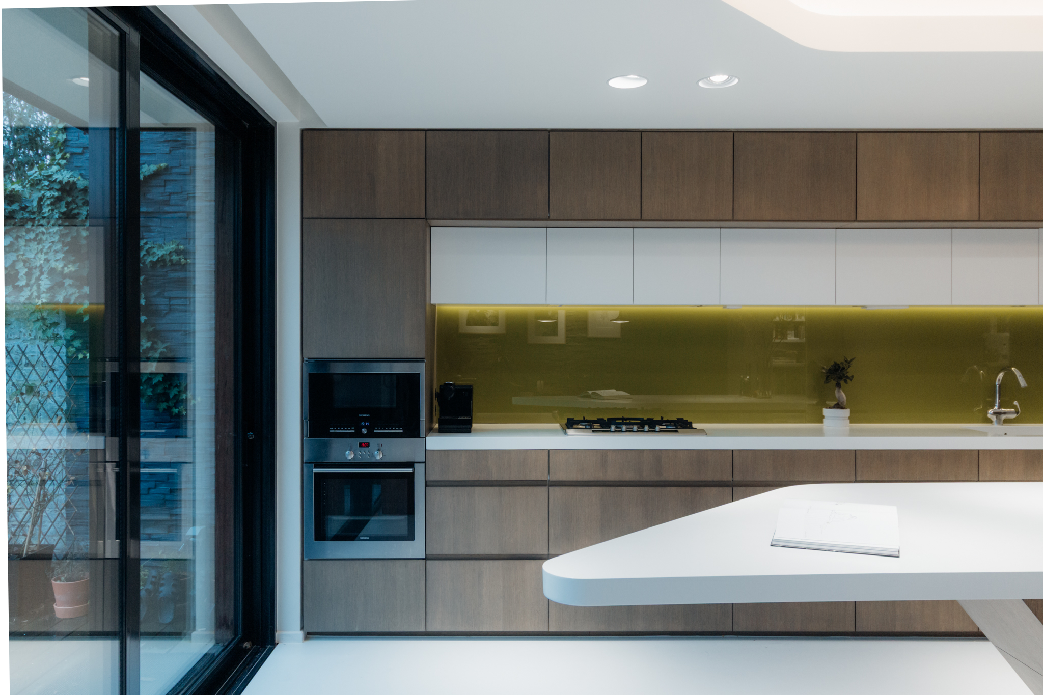 cuisine contemporaine plan de travail blanc composite et crédence olive