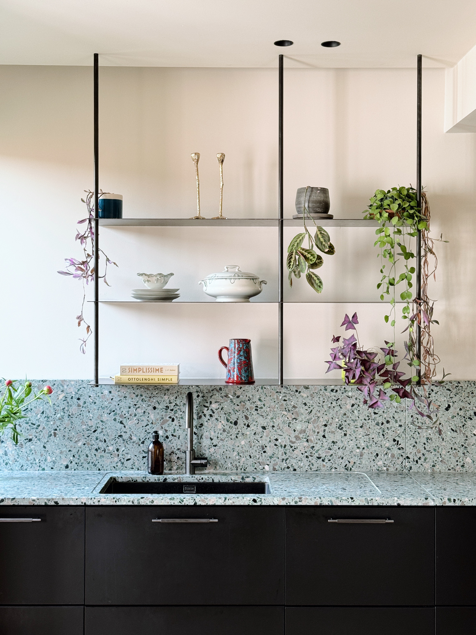 Plan de travail terrazzo vert et ferronnerie sur mesure dans cuisine rénovée