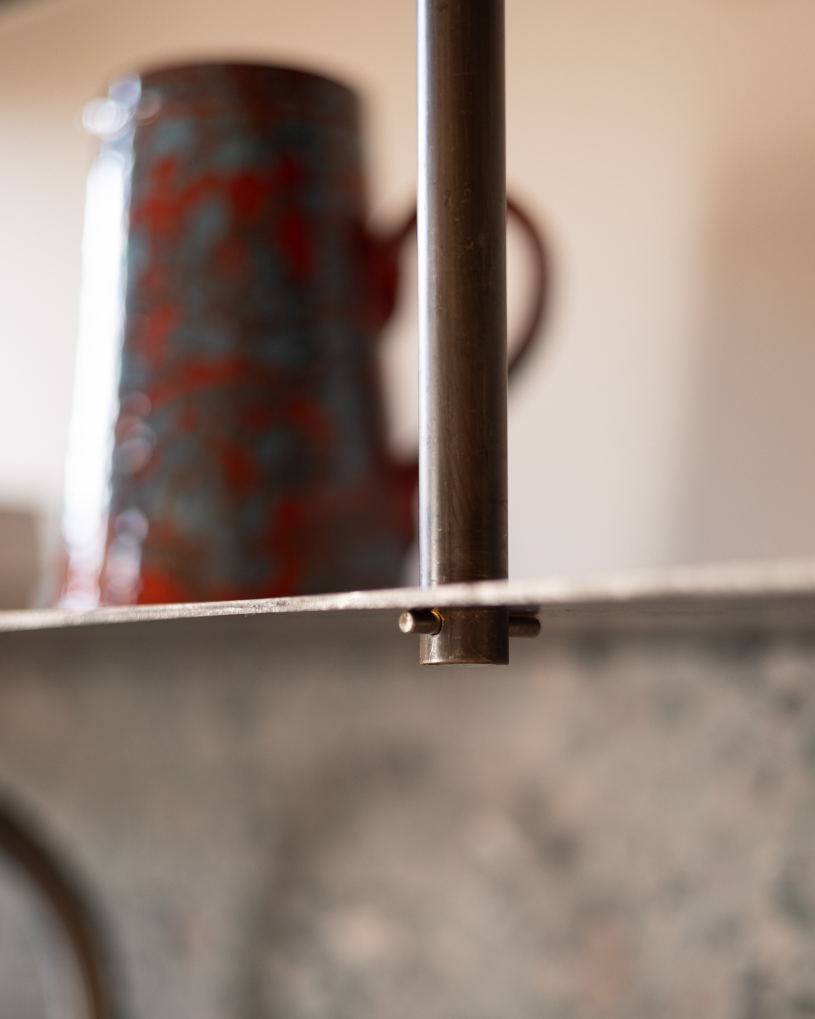 détail du rangement ferronnerie sur mesure dans cuisine rénovée