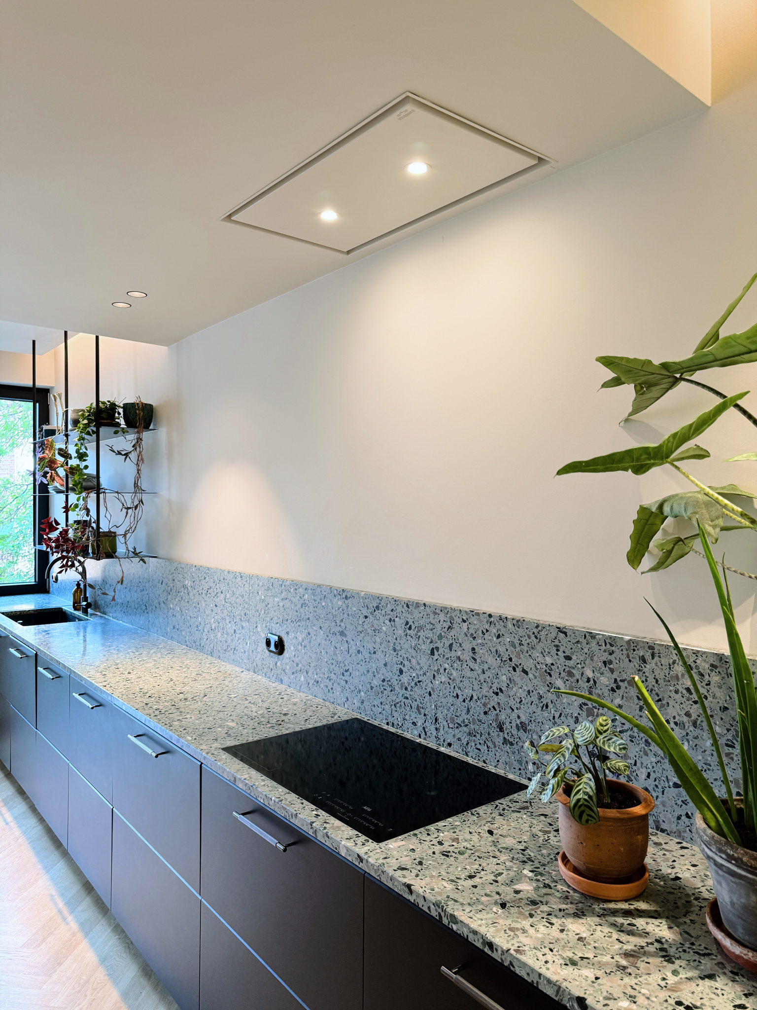 Plan de travail terrazzo vert et ferronnerie sur mesure dans cuisine rénovée