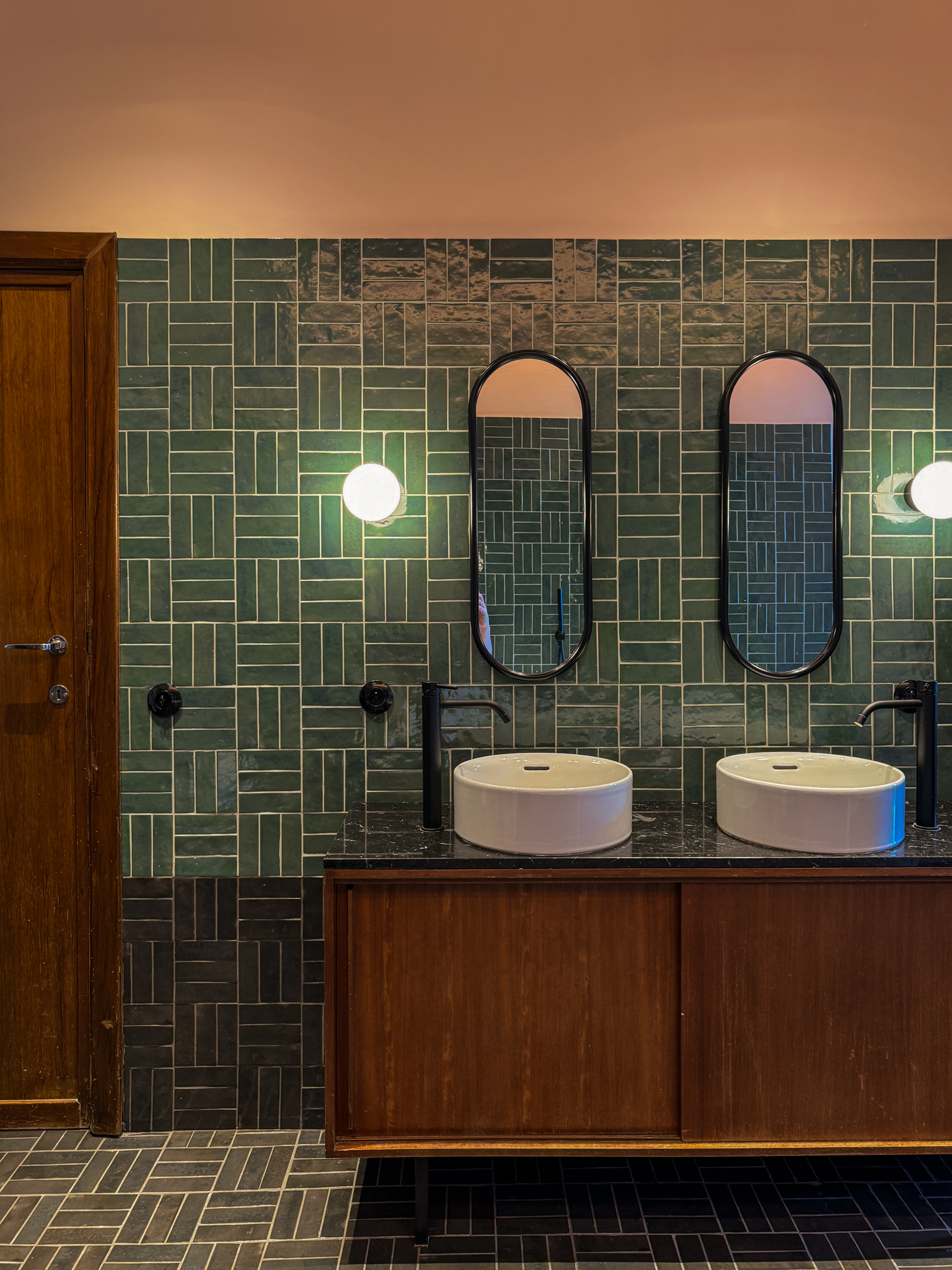 Salle de bain carrelage Bejmat vert noir et meuble vasque upcyclé