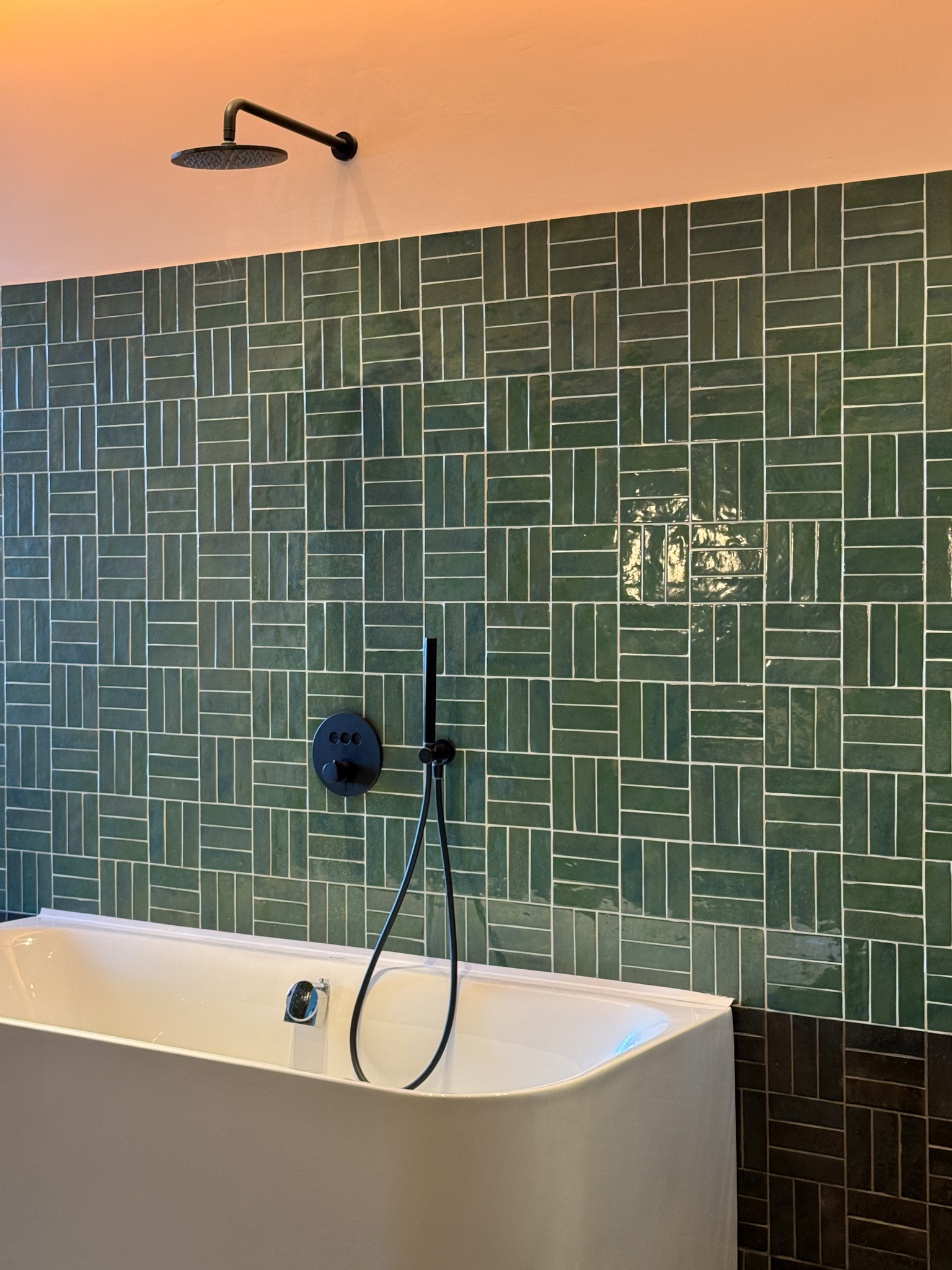 Salle de bain carrelage Bejmat vert noir et meuble vasque upcyclé