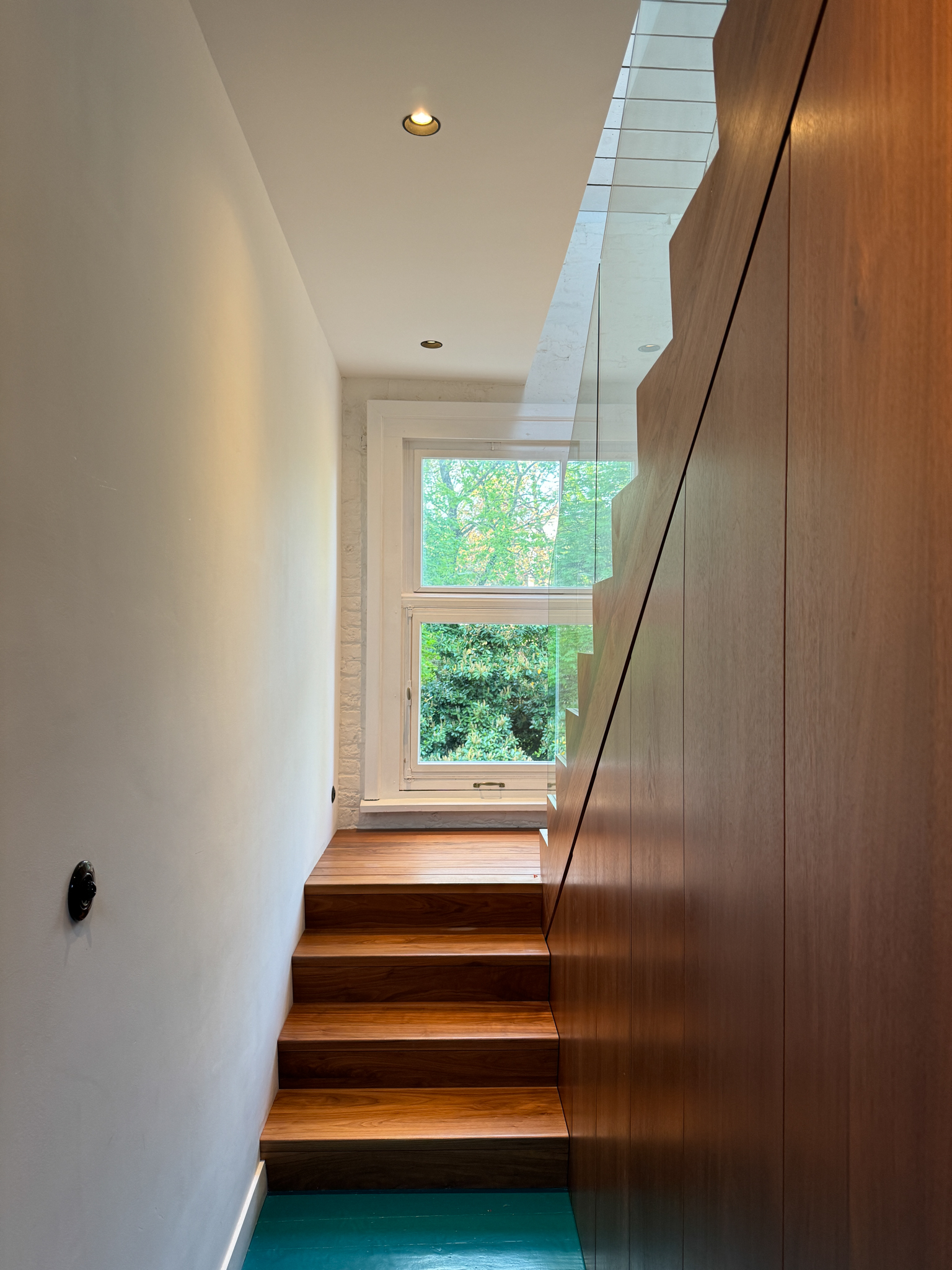 Nouvel escalier en bois discret intégré au style d'origine