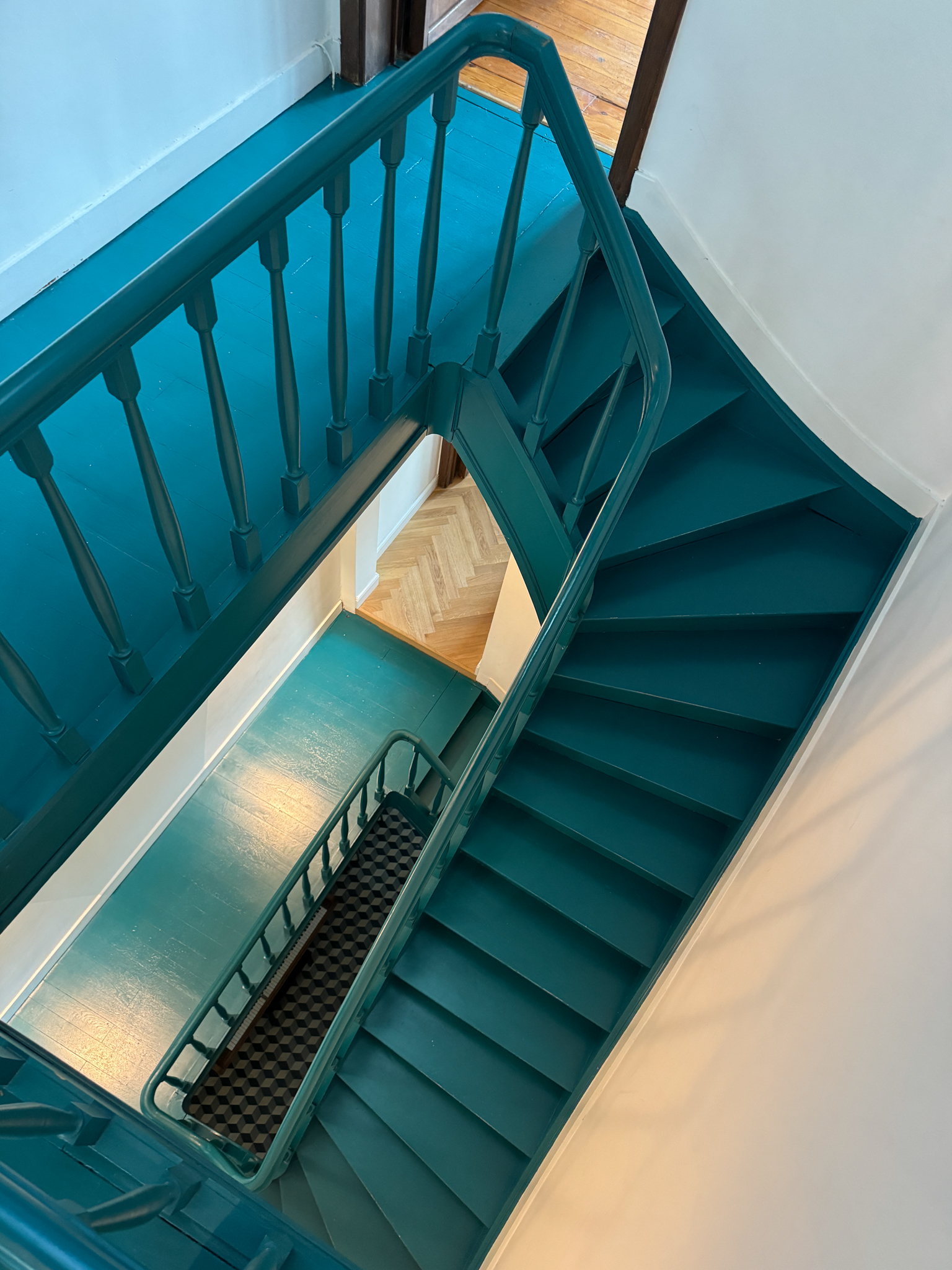 Cage d’escalier peinte en bleu vibrant avec lumière naturelle