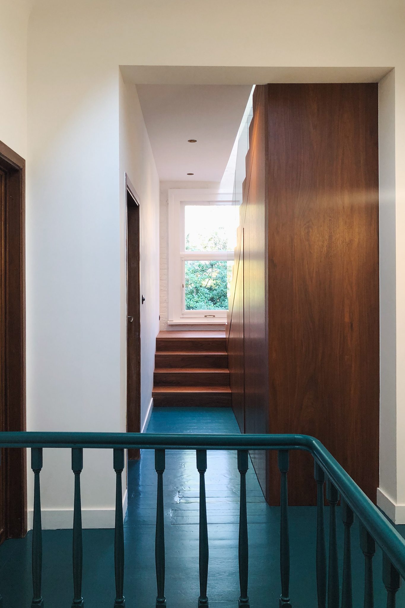 Nouvel escalier en bois discret intégré au style d'origine