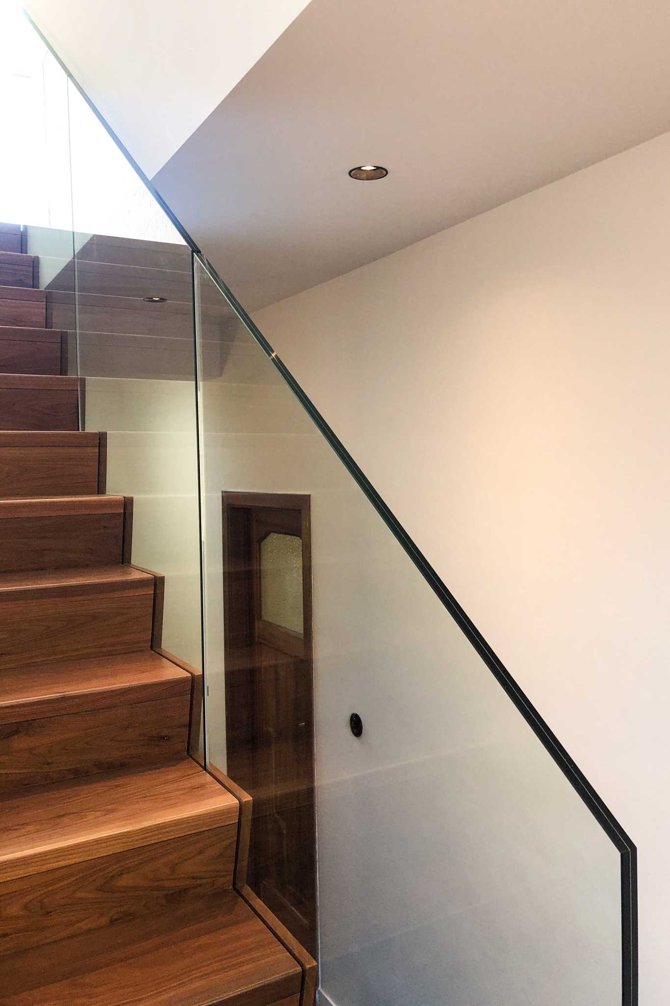 Nouvel escalier discret intégré au style d'origine