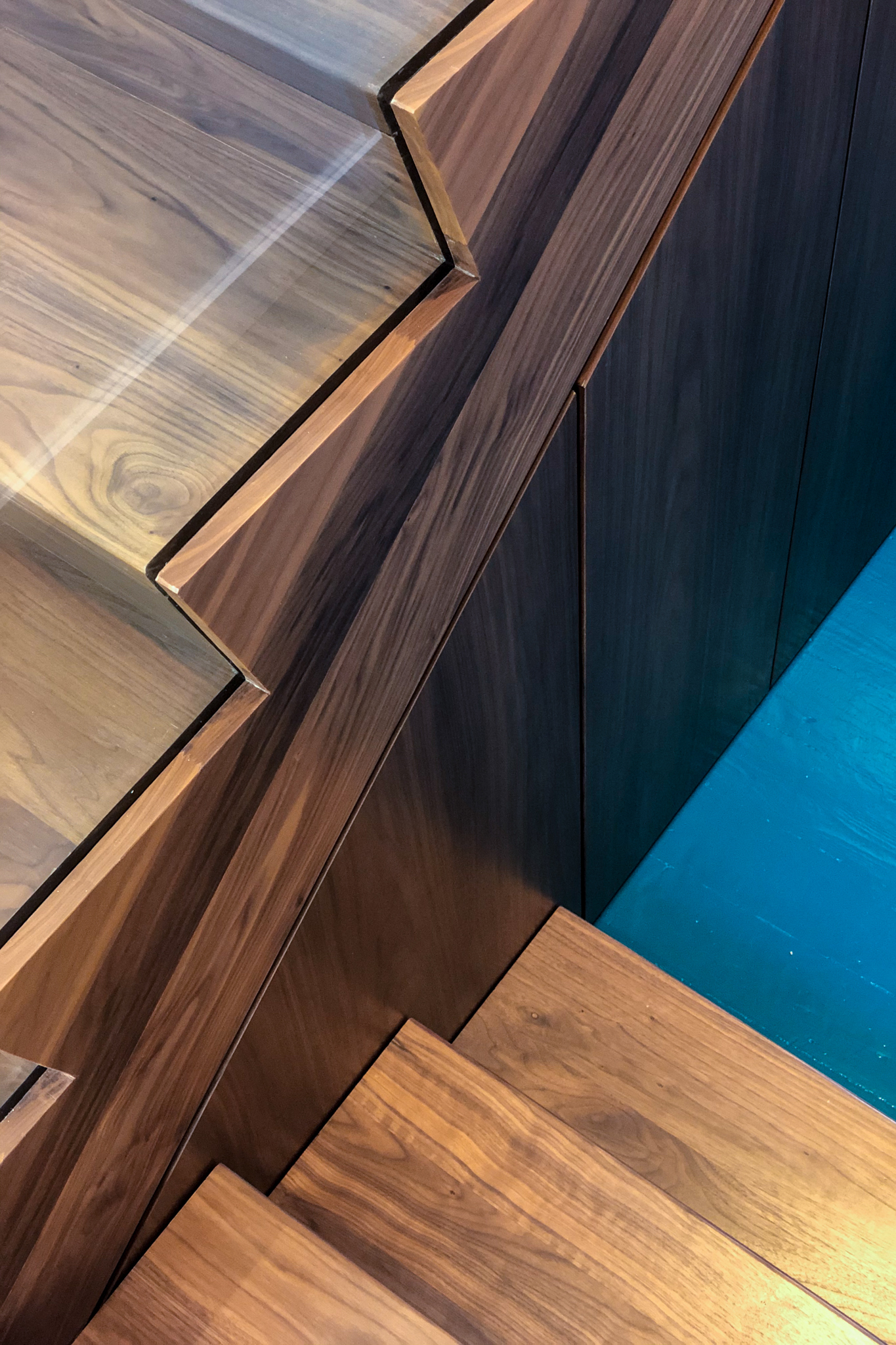 Nouvel escalier discret intégré au style d'origine