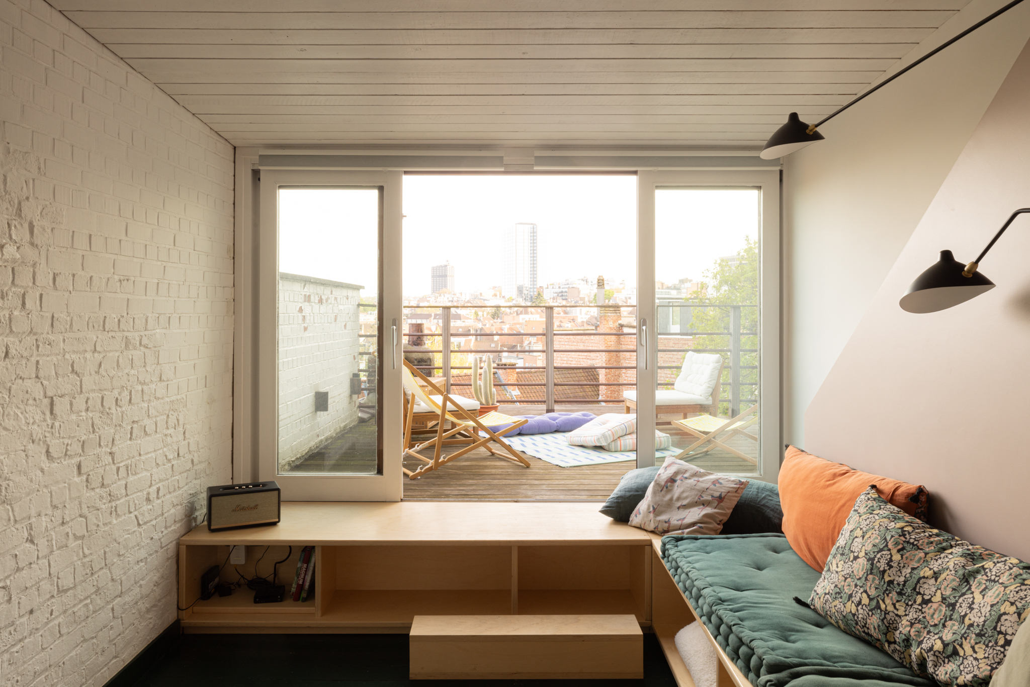 Grenier transformé en suite parentale lumineuse à Bruxelles